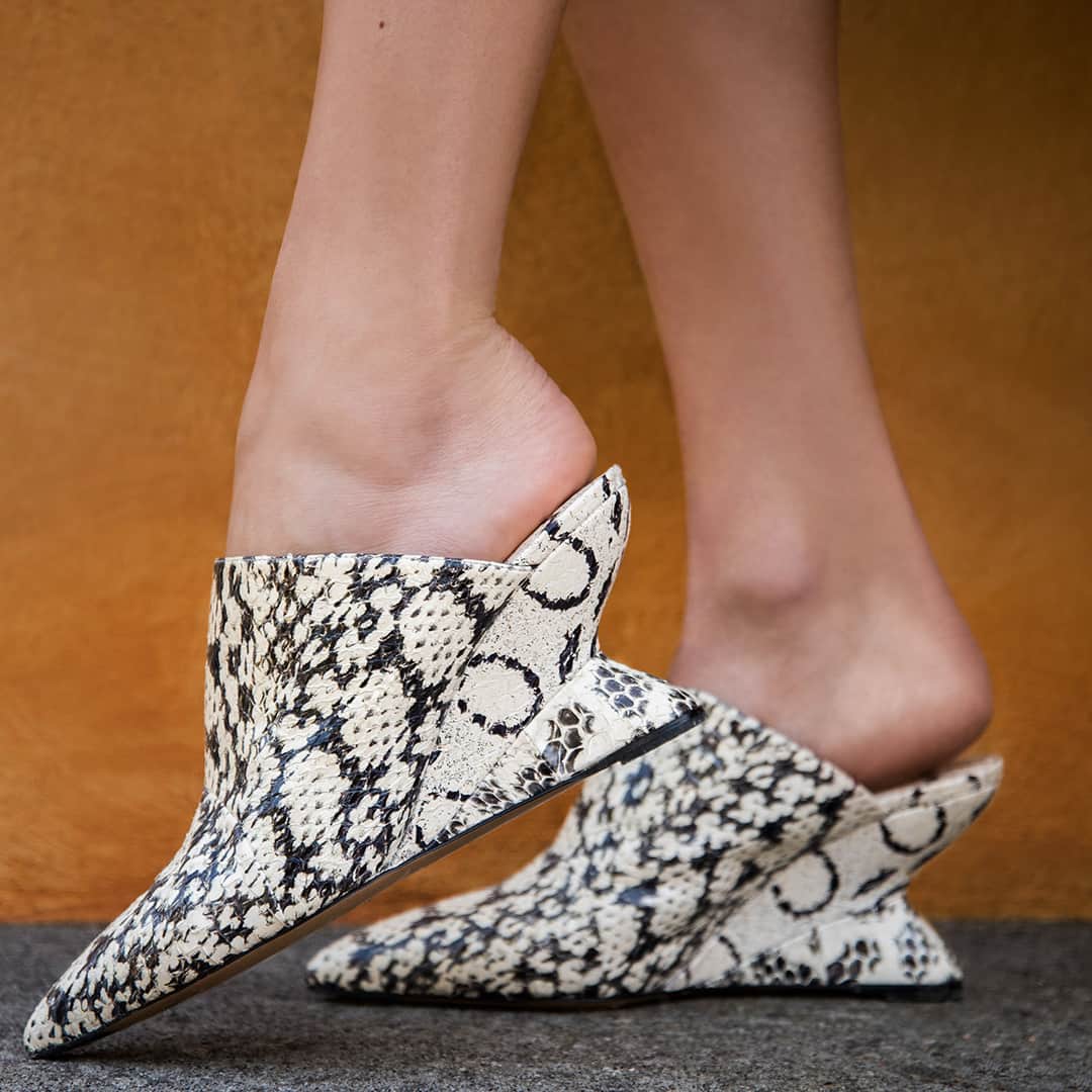 サルヴァトーレ・フェラガモさんのインスタグラム写真 - (サルヴァトーレ・フェラガモInstagram)「Elevated Elegance : the luxuriously crafted elaphe mules placed upon the classic F wedge heel for a heightened sense of glamour #FerragamoPS19」5月4日 13時05分 - ferragamo