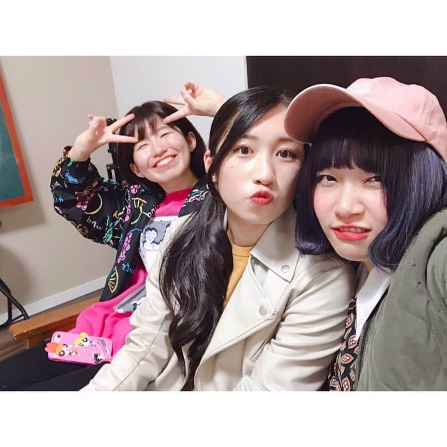 のインスタグラム：「. GWも折り返したね〜〜！！！ 楽しんでるぅ！？！？🏖 . GW期間中、ボンボンTVではメンバーシャッフル動画がアップされてるよ🙆‍♀️✨ . 16時は、りつなついっちー動画！ すっごく新鮮で楽しすぎた😳💓 みーてね・:*。・:*三(　o'ω')o . #ボンボンTV #いっちー #りっちゃん #なっちゃん #me #悪い顔 #ワルイカオ」
