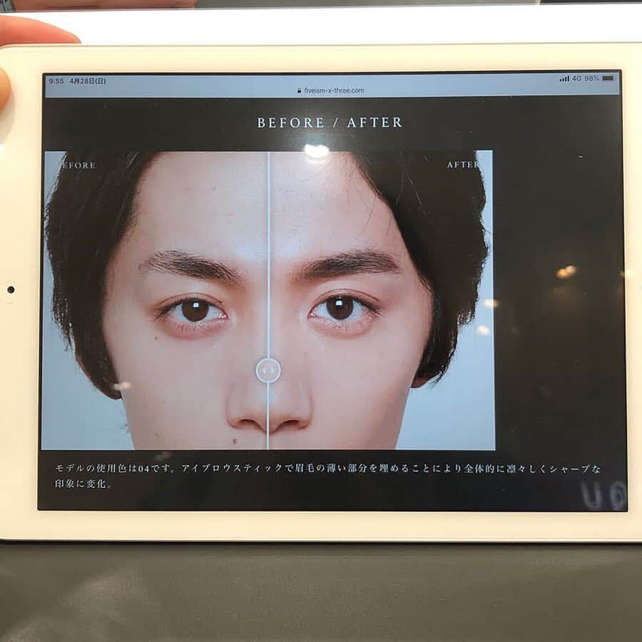 daimarusapporoさんのインスタグラム写真 - (daimarusapporoInstagram)「【〈THREE〉のメンズラインが期間限定で登場✨】 ． 先日1階 化粧品売場がリニューアルオープンしましたが、 今回新しく「イベントスペース」がオープン！ イベントスペースは週（1～2週）がわりに色々なコスメブランドが出店します😊 ． ただいま5/7(火)までメンズコスメの〈FIVEISM×THREE〉期間限定ショップを開催中です。 ． 〈FIVEISM×THREE〉は昨年9月にデビューした女性に人気のコスメブランド〈THREE〉のメンズラインです。 ． 店頭には、ファンデーション（写真1枚目）、コンシーラー、ハイライト、アイブロウ、アイライナー、アイシャドウ、リップ、ネイルなど驚きのラインアップ(写真8枚目)！ ファンデーションは何と！15種類の中からお肌に合った色をお選びいただけます😍 ． 清潔感や身だしなみを整え、お肌をきれいに見せてくれます。 最近は身だしなみに気をつける男性が増えてきましたよね✨ ． クマやしみなどお悩みに合わせてアドバイスいたします✨ ． アイブロウスティック(写真3枚目)を使い、 写真4枚目の左と右をくらべていただくと、右のように眉で 顔をすっきりシャープにみせてくれます。 ． こちらのコスメは何と！女性もお使いいただくとができます✨ ． 「ミラークールタッチバー(写真5枚目)」は自由な発想で 顔や髪を彩るバータイプのマルチユースカラー。 ． 写真6枚目の女性のように、メッシュにしていただと素敵😍 ． 男女で使えるジェンダーフリーなコスメです。 特に、ナチュラルメイクが好きな女性におすすめです。 カップルで兼用される方もいらっしゃるのだとか💕 ． 写真7枚目のようにネイルでツヤを出していただくのもいいですよね✨ ． メンズコスメ揃うこの機会にぜひ、お試しください✨ ． #FIVEISM×THREE #THREE #ファイブイズム #スリー #メンズ #メンズコスメ #コスメ #大丸札幌」5月4日 13時03分 - daimarusapporo