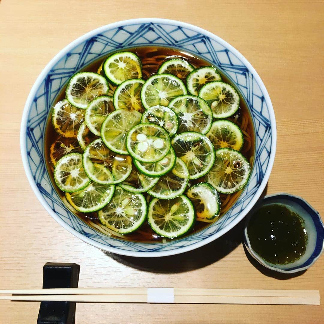 志摩有子さんのインスタグラム写真 - (志摩有子Instagram)「今年初めてのすだち蕎麦。大好きすぎて大盛りに。今日は気温も上がって最高のすだち蕎麦日和。 #すだち蕎麦 #何度食べたい」5月4日 13時04分 - ariko418