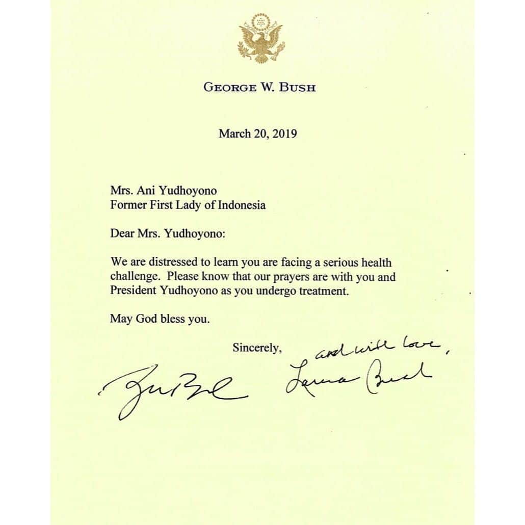 アニ・ユドヨノさんのインスタグラム写真 - (アニ・ユドヨノInstagram)「Terima kasih kepada sahabat saya, Mantan Ibu Negara Amerika Serikat, Laura Bush dan Presiden George W. Bush yang telah mengirimkan surat guna memberikan doa bagi kesembuhan saya. Surat ini tentunya akan menjadi tambahan semangat bagi saya, Pak SBY dan keluarga dalam menjalani pengobatan saya. Sekali lagi terima kasih. ➖ Thank you to my dear friends, the former First Lady of the United States, Laura Bush and President George W. Bush for sending me this letter and prayers for my health recovery. This letter will certainly add more spirits to me personally, SBY and also my family in undergoing this treatment. Once again, I thank you.」5月4日 13時05分 - aniyudhoyono
