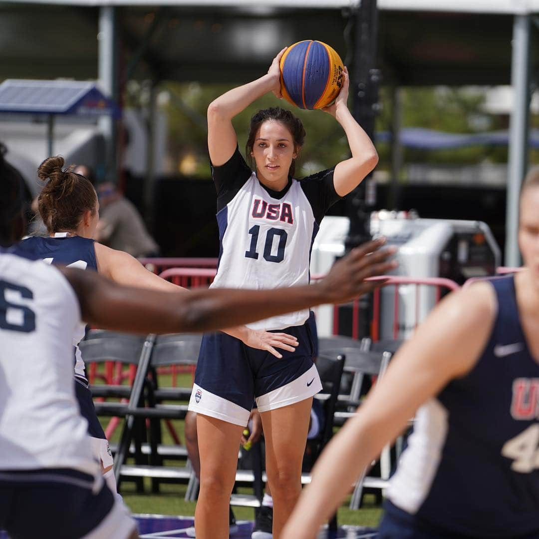 USA Basketballさんのインスタグラム写真 - (USA BasketballInstagram)「Fun in the sun today in Vegas at 2019 Red Bull @usab3x3 Nationals ☀️👍🏼」5月4日 13時14分 - usabasketball