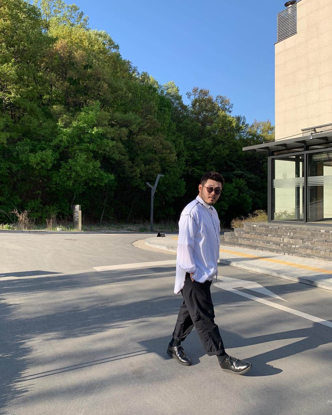 キム・ギバンのインスタグラム：「. 셔츠만 입어도 더운 날씨.. 아..다이어트 안했는데..ㅋㅋ🤣 . #죽일놈의미세먼지 #더싫은초미세먼지」