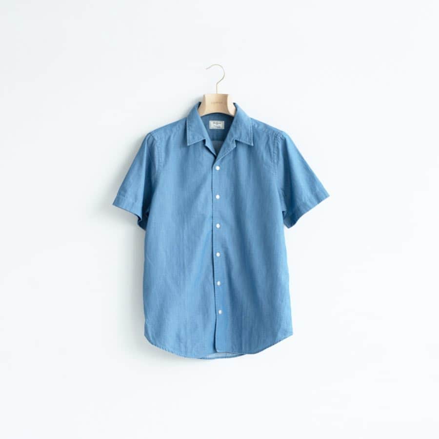EDIFICEさんのインスタグラム写真 - (EDIFICEInstagram)「【Matteucci / Belest】﻿ ﻿ MatteucciとEDIFICEが提案する大人の為の上品なデイリーコレクション《Belest / べレスト》とのコラボレーション。﻿ ﻿ イタリアらしいファブリックにオープンカラーシャツのデザインが新鮮なシャツコレクションは、湿度の高い日本の夏にもサラっと着ていただけるヘビーユーズ間違いなしのアイテムです。﻿ ﻿ ﻿ ﻿ ﻿ ﻿ 【Matteucci / マテウッチ】﻿ 1939年に創業した名門シャツメーカーCITは卓越した技術により多くの有名ブランドのシャツをOEM生産。1978年には発足当時のジョルジオアルマーニのシャツを手掛け、その名は広く知れ渡りました。クラシックを現代的にアップデートするBagutta（バグッタ）に対し、もうひとつのピラーコレクションとして2009年に誕生したニューブランドがCIT LUXURY 1939(チット ラグジュアリー 1939)です。2018SSよりブランド名をMatteucci（マテウッチ）に一新。ブランドの歴史に新たな1ページを刻みます。﻿ ﻿ ﻿ ﻿ ﻿ Shirt : 【Matteucci / Belest】¥16,000+tax﻿ ﻿ ﻿ ﻿ ﻿ ﻿ ﻿ #edifice #matteucci #belesto #exclusive #opencollar #mensshirt #italianfabric #shortsleeve #summerwear #casualwear #summerfabric #summertextile #mensfashion #menswear #mensstyle #エディフィス #エディフィス別注 #マテウッチ #ベレスト #半袖シャツ #オープンカラーシャツ」5月4日 13時14分 - edifice.jp