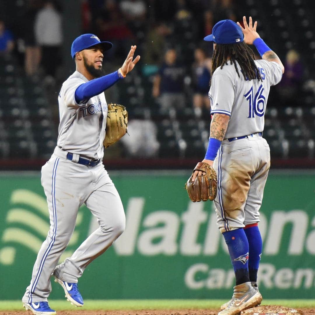 トロント・ブルージェイズさんのインスタグラム写真 - (トロント・ブルージェイズInstagram)「Aren’t you happy you stayed up? Give us your ✋ emojis! #BlueJaysWin」5月4日 13時35分 - bluejays