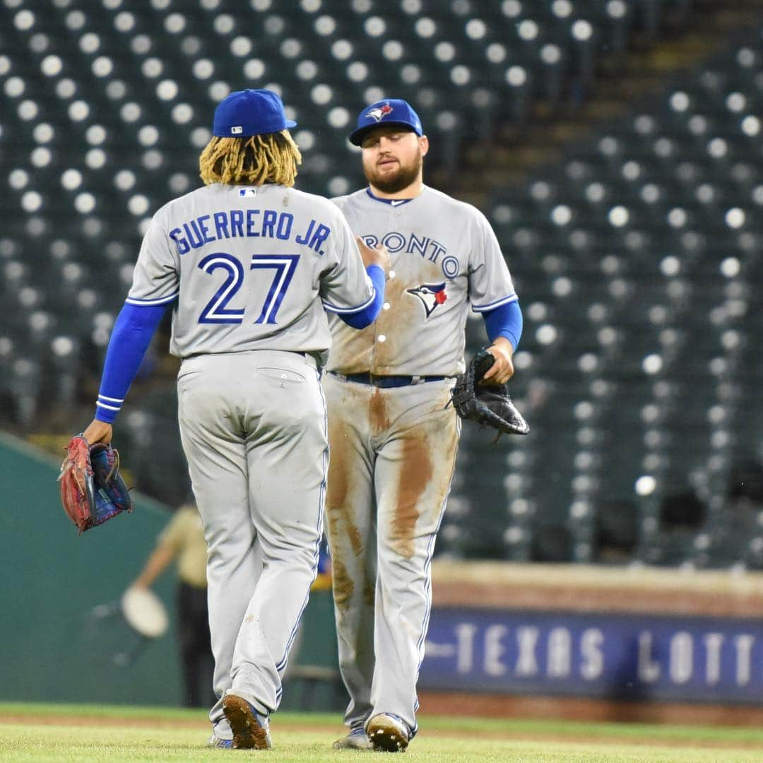 トロント・ブルージェイズさんのインスタグラム写真 - (トロント・ブルージェイズInstagram)「Aren’t you happy you stayed up? Give us your ✋ emojis! #BlueJaysWin」5月4日 13時35分 - bluejays