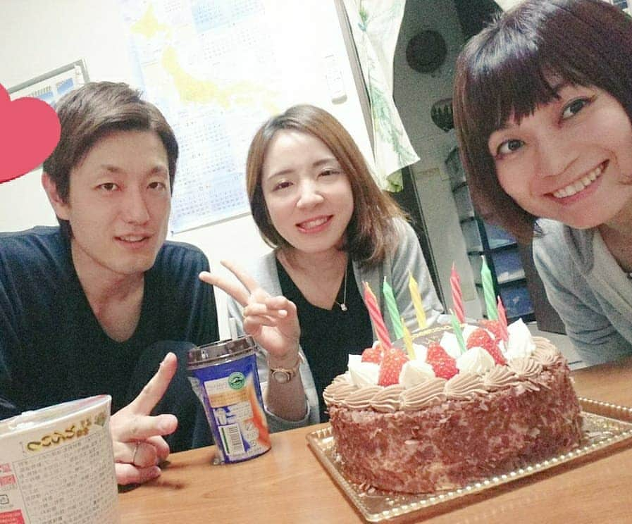 桜花さんのインスタグラム写真 - (桜花Instagram)「5/3！ 昨日はお父さんの誕生日でした(о´∀`о)🌼 実家にいきみんなでお祝いしましたよ🍀  お父さん！ハピピーンバースデー🎁🎂 ゴルフグッズ喜んでくれました✨  お父さんがいるから私がいます🍀 ありがとうございマウンテン！ これからも元気で長生きしてね🍀  お父さんと山登りもいきたいな🗻🍀 ３枚目はお兄ちゃんと奥さまです🎵  #お父さん  #誕生日 #おめでとう  #おめでとうございマウンテン  #ゴルフ  #グローブ  #ゴルフグッズ #山登り  #happybirthday #hapipinbirthday  #golf  #myfamily #family  #山登り  #山  #mountain #mountains  #山登り大好き芸人」5月4日 13時37分 - mountainohka