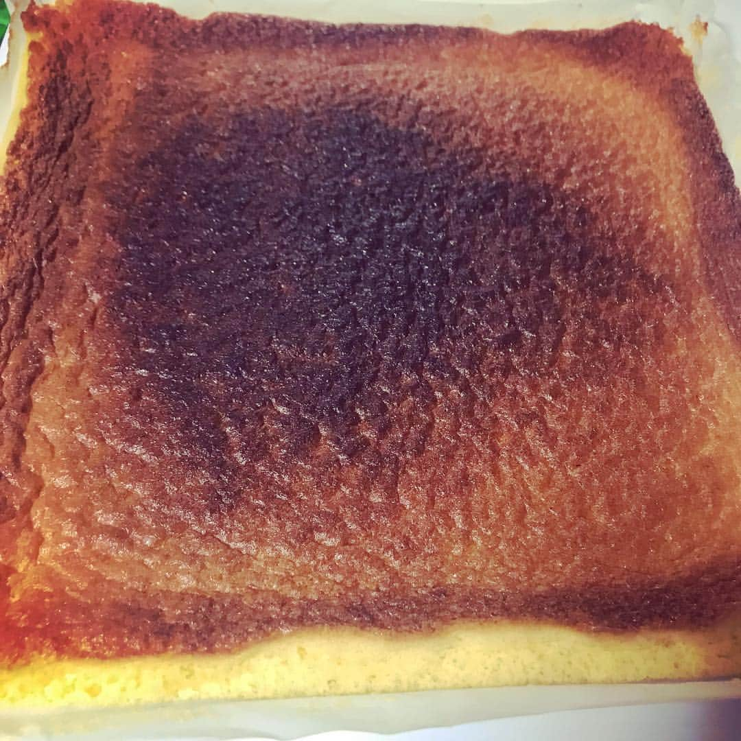 西田さおりさんのインスタグラム写真 - (西田さおりInstagram)「ロールケーキとても難しい🤔🤔🤔 生地を焦がした上に ぺちゃんこになってしまった🤔🤔🤔 カスタードも手作りです！ ロールケーキ難しい🤔🤔🤔 #ロールケーキ #すごく汚い #こんなに生地が薄いロールケーキ #みたことない #焦がしたところはきちんと剥がしました」5月4日 13時37分 - saori19950108