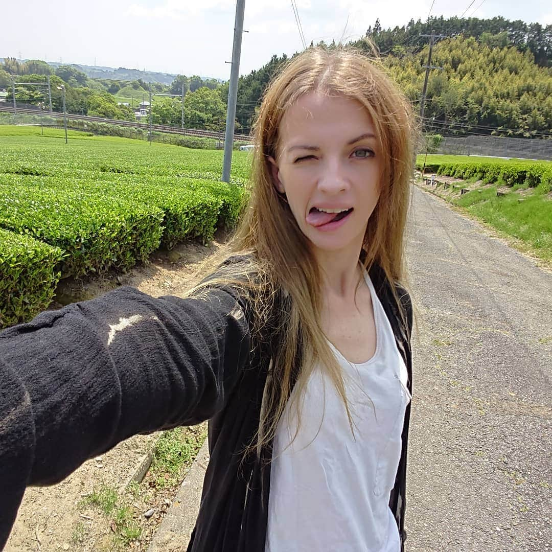 アナンダ・ジェイコブズさんのインスタグラム写真 - (アナンダ・ジェイコブズInstagram)「Here's me away from wires for a bit. #reporter #working #travelshow #お茶 #日本茶 #greentea」5月4日 13時39分 - ananda_jacobs_