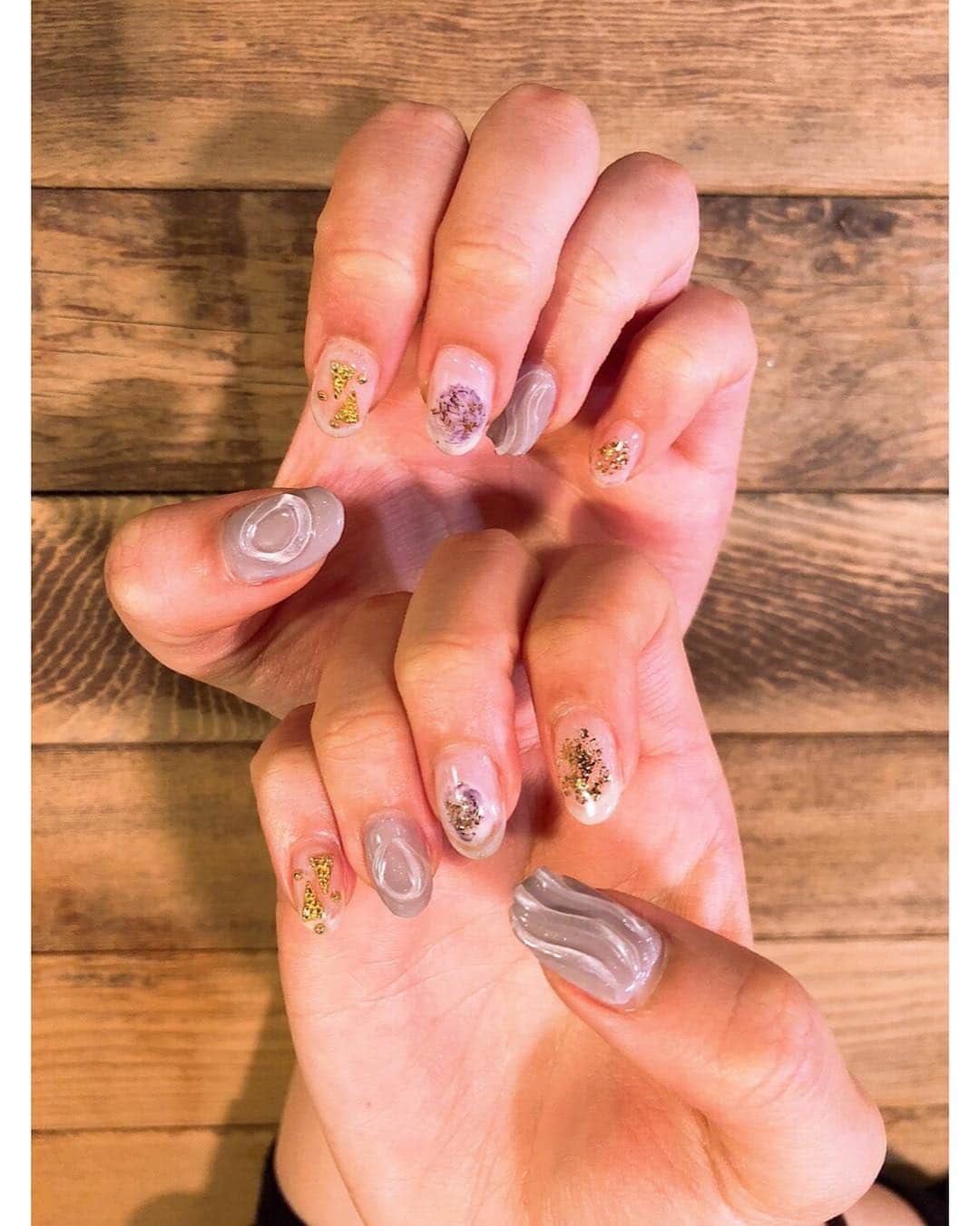 西村季里子のインスタグラム：「・ new nail🥀 前回ポップすぎるネイルだったから、 今回はちょっと色味落ち着かせねいる👯‍♀️ クリアのうねうねが気に入りすぎて3回目💗 次どんなのにしよっかな〜て 考えてる時間が本当楽しい🥰 #newnail#nail#ネイル#💅#ニュアンスネイル  #うねうねネイル #クリアネイル#グレー#くすみネイル  #follow#followme」