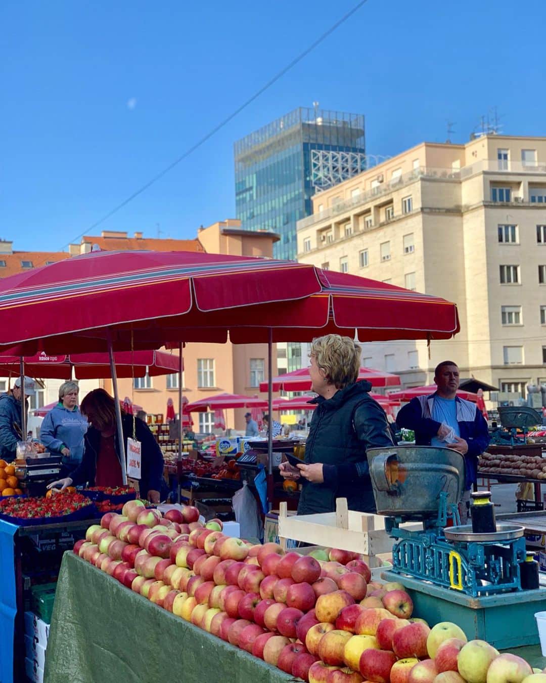 石井里奈さんのインスタグラム写真 - (石井里奈Instagram)「こんにちは😍 . お昼はクロアチアのザグレブ編❣️ ドラツ青果市場✌️❣️ . 毎日昼過ぎまで新鮮な野菜やフルーツが売られてるんだって😘❤️赤いパラソルがめちゃ可愛かった🙋‍♀️ . お家の近くにこんな市場があったら毎朝楽しいだろうな〜🥺✨ . 近くに大聖堂もあって、圧巻でした🙋‍♀️ . #ザグレブ #クロアチア #クロアチア旅行 #クロアチア観光 #市場 #croatia #flower #花 #お花 #market #zagreb #海外旅行 #旅行 #旅行好き #travel #トラベル #casual #casualstyle #zara #ザラ #ファッション #fashion #flowers #jeans #denim #ジーンズ #デニム」5月4日 13時45分 - ri7tin1025
