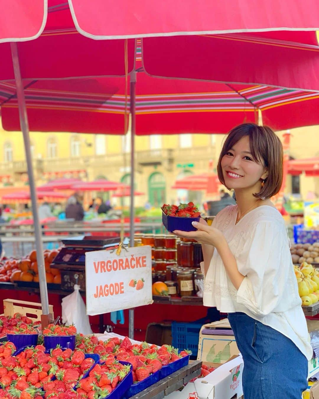 石井里奈さんのインスタグラム写真 - (石井里奈Instagram)「こんにちは😍 . お昼はクロアチアのザグレブ編❣️ ドラツ青果市場✌️❣️ . 毎日昼過ぎまで新鮮な野菜やフルーツが売られてるんだって😘❤️赤いパラソルがめちゃ可愛かった🙋‍♀️ . お家の近くにこんな市場があったら毎朝楽しいだろうな〜🥺✨ . 近くに大聖堂もあって、圧巻でした🙋‍♀️ . #ザグレブ #クロアチア #クロアチア旅行 #クロアチア観光 #市場 #croatia #flower #花 #お花 #market #zagreb #海外旅行 #旅行 #旅行好き #travel #トラベル #casual #casualstyle #zara #ザラ #ファッション #fashion #flowers #jeans #denim #ジーンズ #デニム」5月4日 13時45分 - ri7tin1025