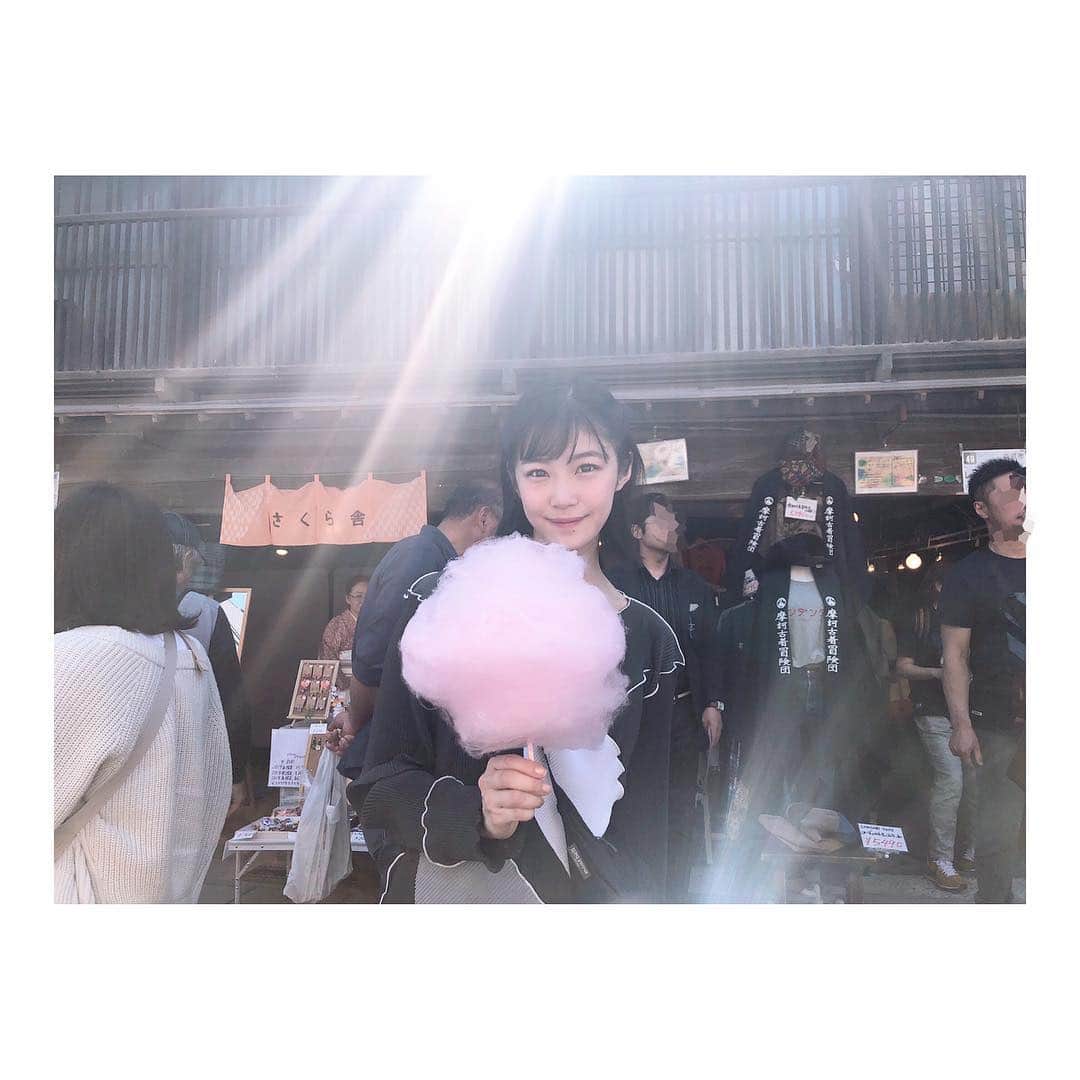 加村真美のインスタグラム：「家族で土澤アートクラフトフェアいってきました♥︎ .  ヘアアクセいっぱい買えた！ひとつひとつ手作りの一点物！凄いです！  こごみの天ぷらもいっぱい買えた♥︎ .  #1枚目のドヤがうざい #謎の後光 #花巻 #岩手 #岩手も暑い #玉こん美味しすぎた #家族日和 #instagram」