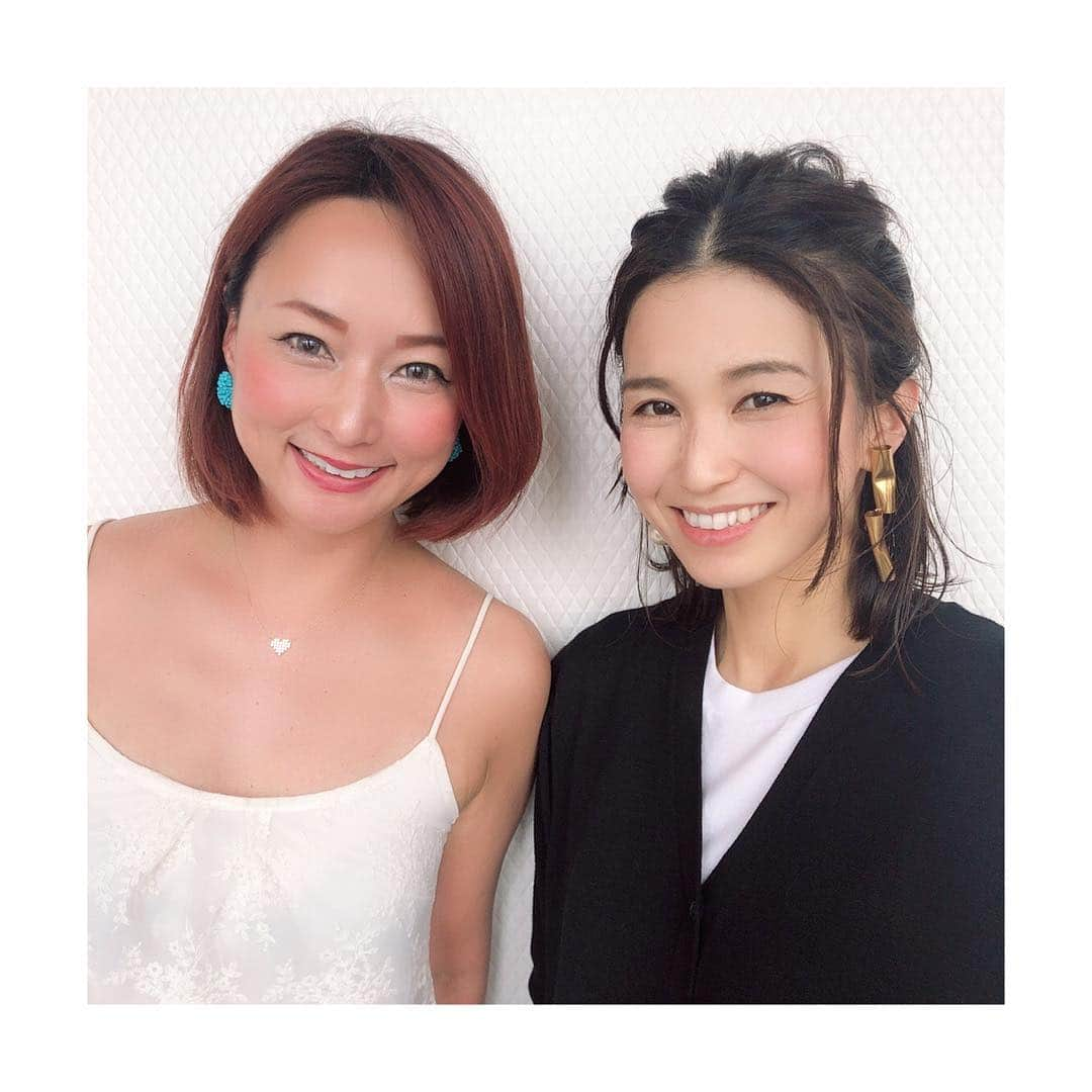 斎藤寛子さんのインスタグラム写真 - (斎藤寛子Instagram)「昨日の大阪で、午前中家族に1時間少々時間をもらって、2年半ぶりに美容鍼へ！. . 出産後、初の @ledia.osaka へ行ってきました！. . 生活習慣から 歯を食いしばったり頬や顎のあたりの 筋肉が硬くなってて 頰にエラが張ってるみたいになってくるんですよね、  でも私は小さい子もいるので  生活の中では ある程度の顔の歪みや悩みも それも含めて自分だ。  と諦めるというか ある程度は受け止めていくんですが、  体をマッサージしたり整骨院に行って痛いところをケアするように  顔も少しだけプロに手伝ってもらって ケアをしてあげることで  とても嬉しい気持ちになりました😭❤️ 本当に有難い時間でした✨✨ 美容鍼、本当におススメです！！😭✨✨. . 時間をくれた家族にありがとう！ オーナーのあきさん、ありがとうございました☺️🙏✨✨. . . ブログに詳しく書きました✍️. . #ledia #ルディア @ledia.osaka @ledia.omotesando」5月4日 13時52分 - hiroko4life