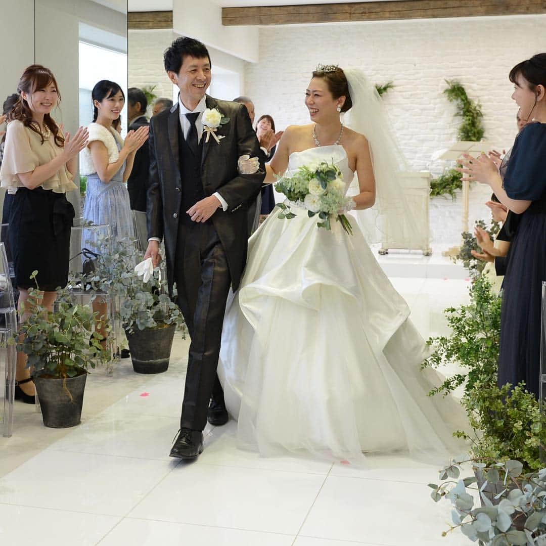 St.AQUA 東京の結婚式場 サンアクアチャペルさんのインスタグラム写真 - (St.AQUA 東京の結婚式場 サンアクアチャペルInstagram)「家族に誓う人前式 . ゲスト皆様の表情を見ながら、 とても和やかな挙式となりました😊 . . wedding date 2019.4.30 groom&bride  S&S hair&makeup @ayumi.hm_aqua  planner Nao Orido . #サンアクア #サンアクアチャペル #d_wedding #海の近くのウエディング #2019年春婚  #2019年夏婚 #挙式とお食事会 #船上パーティー #少人数ウエディング #ファミリーウエディング #ウエディングブーケ #会場コーディネート #少人数挙式 #家族婚 #家族挙式 #マタニティウエディング #パパママ婚  #ブライダルフェア #ウエディングドレス #ドレス試着 #結婚式場探し #式場探し #式場見学  #プレ花嫁 #2人挙式  #船上ウエディング #結婚式準備 #竹芝 #日本中のプレ花嫁さんと繋がりたい」5月4日 13時52分 - staquatakeshiba