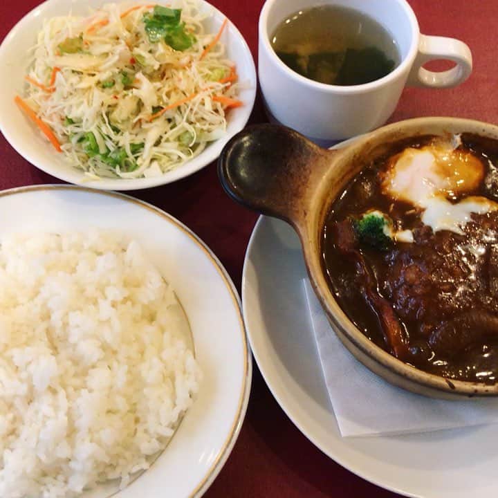 のインスタグラム：「昼ごはん。繁昌亭近くのモーリ亭で『煮込みハンバーグと温玉』。グツグツいってます♪( ´θ｀) #昼ごはん #ランチ #洋食 #煮込みハンバーグ #温玉 #ハンバーグ #lunch #instafood」