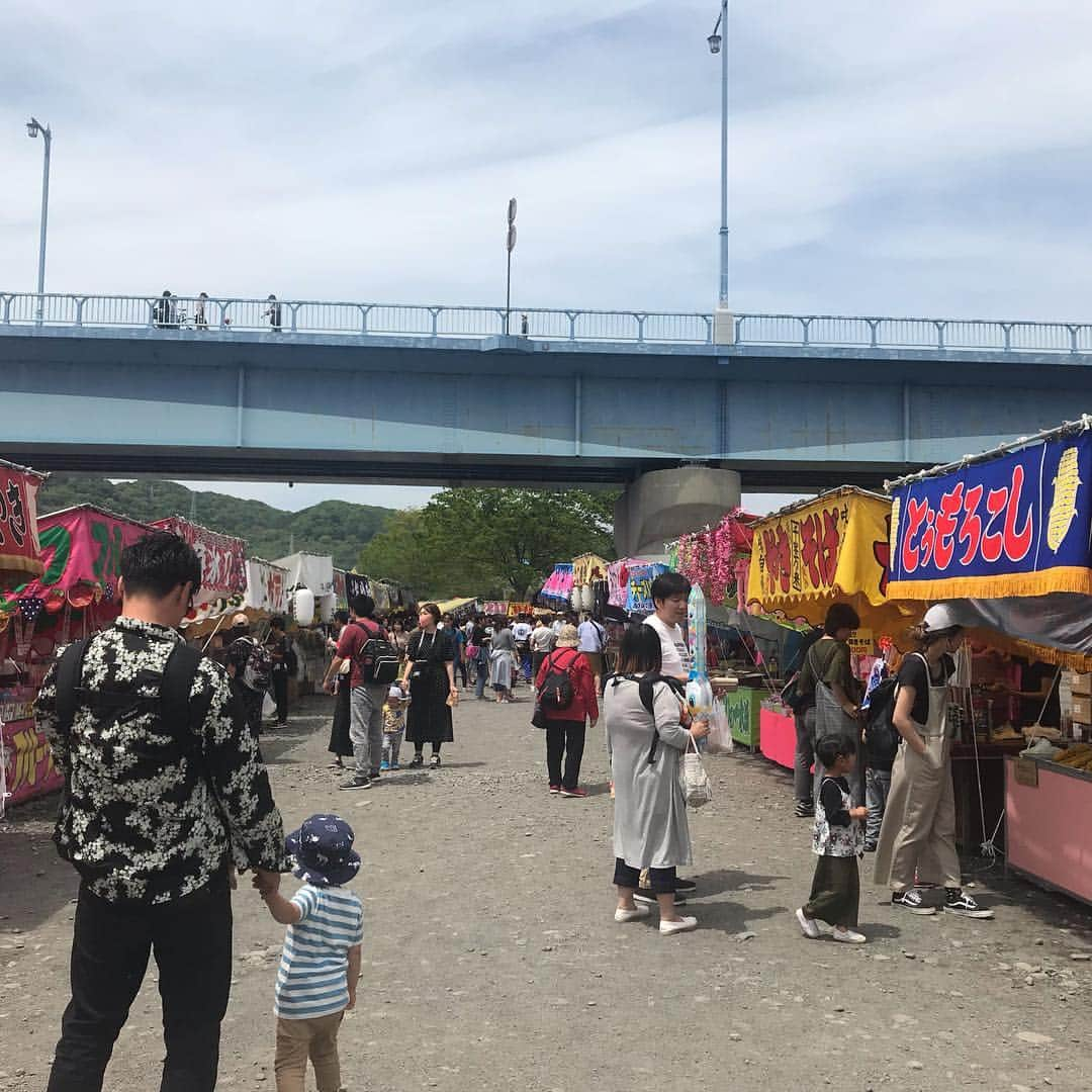 日下裕江さんのインスタグラム写真 - (日下裕江Instagram)「泳げ鯉のぼり相模川会場  沢山の屋台が立ち並んでいたり、 地域の人達が鮎などの塩焼きを焼いて売っていて、 美味しそうなものばかりでした💓  和太鼓の演奏があったり、釣り堀なんかもあって楽しめるよ♪  #泳げ鯉のぼり相模川 #泳げ鯉のぼり相模川会場 #相模川 #鯉のぼり #こどもの日 #鮎の塩焼き」5月4日 14時07分 - hiroe___h