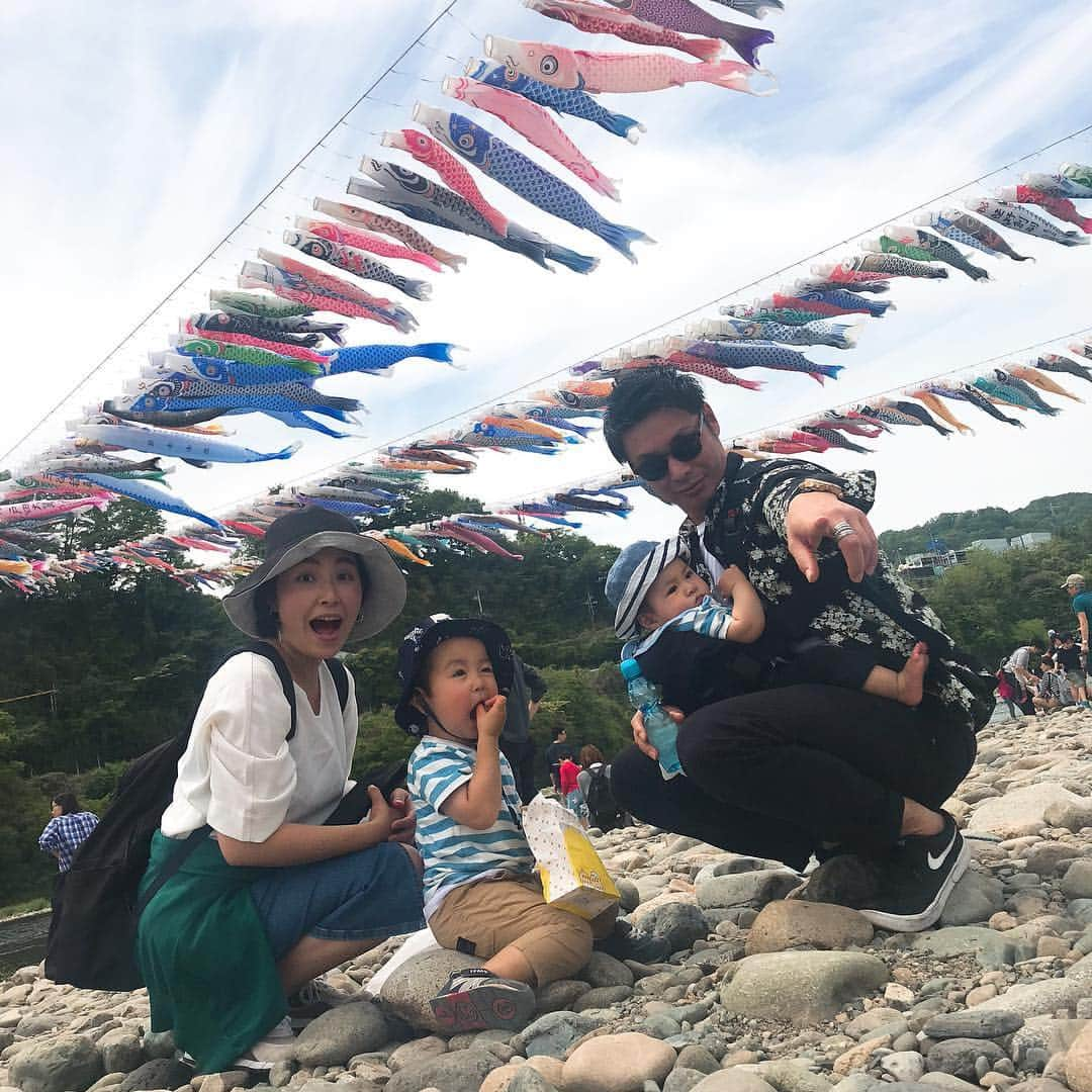 日下裕江さんのインスタグラム写真 - (日下裕江Instagram)「泳げ鯉のぼり相模川会場  沢山の屋台が立ち並んでいたり、 地域の人達が鮎などの塩焼きを焼いて売っていて、 美味しそうなものばかりでした💓  和太鼓の演奏があったり、釣り堀なんかもあって楽しめるよ♪  #泳げ鯉のぼり相模川 #泳げ鯉のぼり相模川会場 #相模川 #鯉のぼり #こどもの日 #鮎の塩焼き」5月4日 14時07分 - hiroe___h