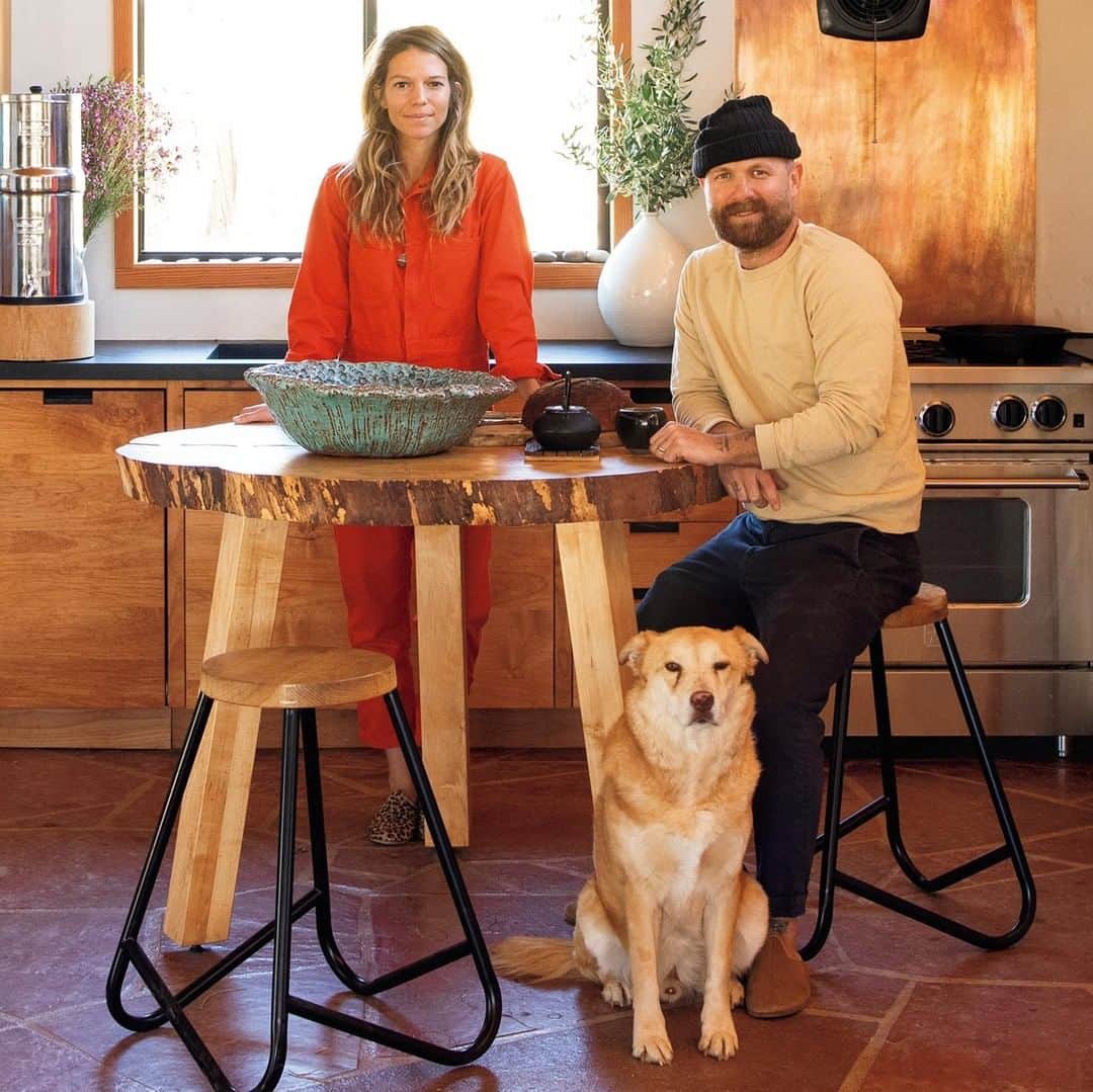 ブルータスさんのインスタグラム写真 - (ブルータスInstagram)「【居住空間学2019 ★発売中】カリフォルニア州のジョシュア・ツリーが気に入り、荒涼とした砂漠へと移り住んだジェイとアリソン。２人が一番時間を過ごすキッチンでの一枚。愛犬レフティもきまっている。  #brutus #キッチン #犬のいる暮らし #家づくり #愛犬」5月4日 14時00分 - brutusmag