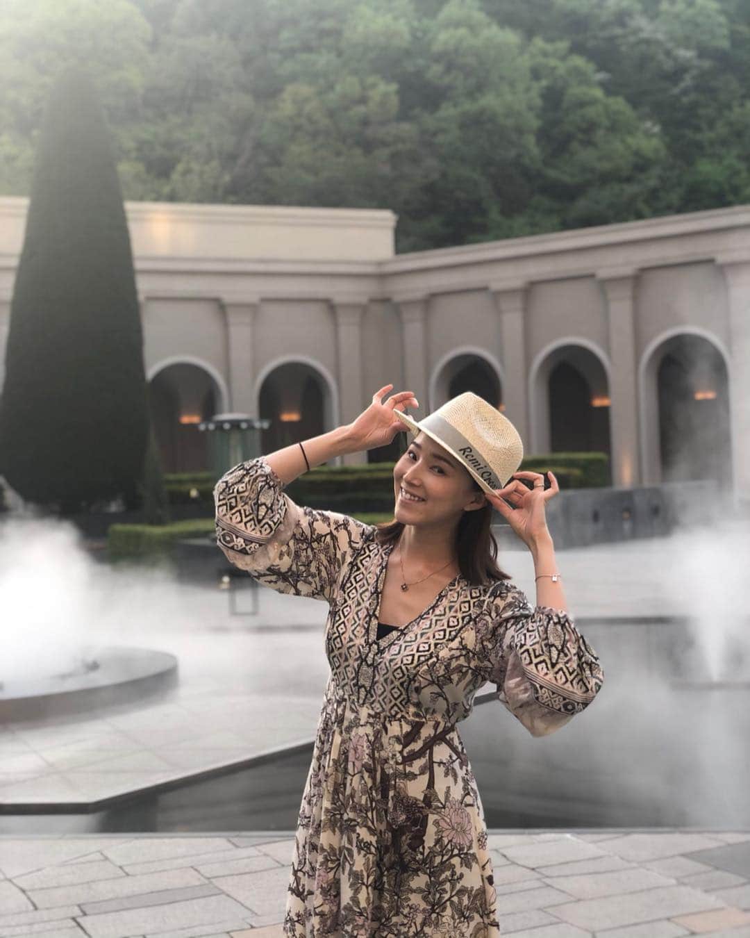 彩星りおんのインスタグラム：「実家に帰ってきています。﻿ じぃじとばぁばに恒例の有馬温泉に連れて行ってもらいました♨️﻿ 人生初の腰痛に悩まされていましたが、温泉効果でかなりよくなりました🙌🏻びっくり！﻿ やはり温まる事って大事なんですね。﻿ ﻿ この季節の露天風呂は寒くもなく暑くもなく、新緑が美しくて最高でした✨特に朝風呂。﻿ 鳥のさえずりにも癒されました。﻿ ﻿ 娘はまだ大浴場には入れないのでお部屋でじぃじとばぁばとお留守番。﻿ ひとりでゆっくりお湯に浸かるなんて久しぶり。﻿ 何だか色んなことを考え感謝する時間になりました。﻿ 心も体もリフレッシュさせてもらいました🙏🏻﻿ ﻿ 皆さまはどんなGWをお過ごしでしょうか？﻿ ﻿ Went to Arima Onsen with my parents. ﻿ With a history of over one thousand years, Arima Onsen is considered one of Japan's oldest hot spring resorts and has often stood at or near the top of onsen rankings for Western Japan. ﻿ You should go there when you visit Japan.﻿ ﻿ #帽子に注目 #有馬温泉  #温泉効果﻿ #hotsprings ﻿ #arimaonsen ﻿ ﻿ ﻿ ﻿」