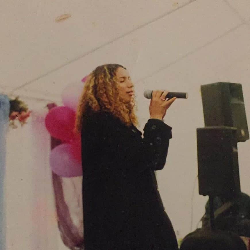 レオナ・ルイスのインスタグラム：「Vintage baby Lee 🎼 singing for my much loved and missed cousin Billie 🌸 I was about 19 in this photo, singing “over the rainbow” ✨」
