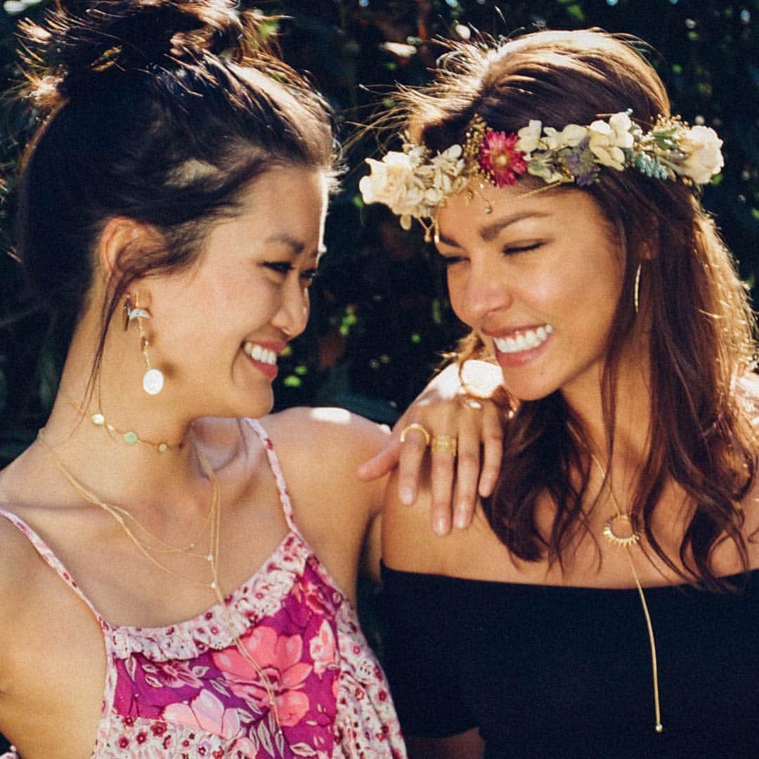 のインスタグラム：「Outfit inspo for @beachlifefestival this weekend 🌻 Can't wait to see @willienelsonofficial shine on stage💘⁣⠀ .⁣⠀ .⁣⠀ .⁣⠀ .⁣⠀ .⁣⠀ .⁣⠀ #jewelry #jewellery #necklace #ring #earrings #bracelet #gold #rings #accessories #jewelrygram #bling #jewels #sparkle #glitter #instajewelry #jewelrydesigner #bracelets #fashionjewelry #shine #pendant #earringsoftheday #earring #instajewelry #bohojewelry #bohemianjewelry #gypsyjewelry #glitter #bohostyle #bloggervibes #aboutalook⁣⠀」
