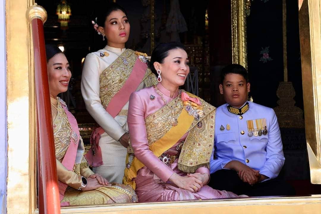 のインスタグラム：「สมเด็จพระนางเจ้าสุทิดา พัชรสุธาพิมลลักษณ พระบรมราชินี พร้อมด้วยพระเจ้าหลานเธอ พระองค์เจ้าพัชรกิติยาภา พระเจ้าหลานเธอ พระองค์เจ้าสิริวัณณวรีนารีรัตน์ และพระเจ้าหลานเธอ พระองค์เจ้าทีปังกรรัศมีโชติ ขอทุกพระองค์ทรงพระเจริญ  สมเด็จพระนางเจ้าสุทิดา พัชรสุธาพิมลลักษณ พระบรมราชินี  หากแปลสร้อยพระนามจะได้ความหมายใกล้เคียงว่า "ผู้ที่มีลักษณะงดงามผุดผ่องดุจเพชรน้ำงาม"  ภาพจาก: เพจสยามสปอร์ต (04/05/62) #พระราชพิธีบรมราชาภิเษก #พระราชพิธีบรมราชาภิเษกพุทธศักราช๒๕๖๒ #thecoronationofKingRamaX」