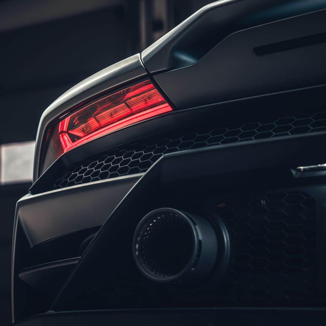 のインスタグラム：「Every Lamborghini can be recognized from its shapes and details. Can you guess what model this is? #Lamborghini #GuessFromDetails」