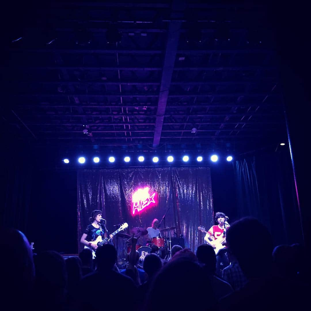 ミシェル・ブランチさんのインスタグラム写真 - (ミシェル・ブランチInstagram)「Best date night 💜 @thektb crashed and we got to witness @officerpatrickcarney fangirl over @exhexband / @marytimony Loving their new record 😍」5月4日 23時34分 - michellebranch