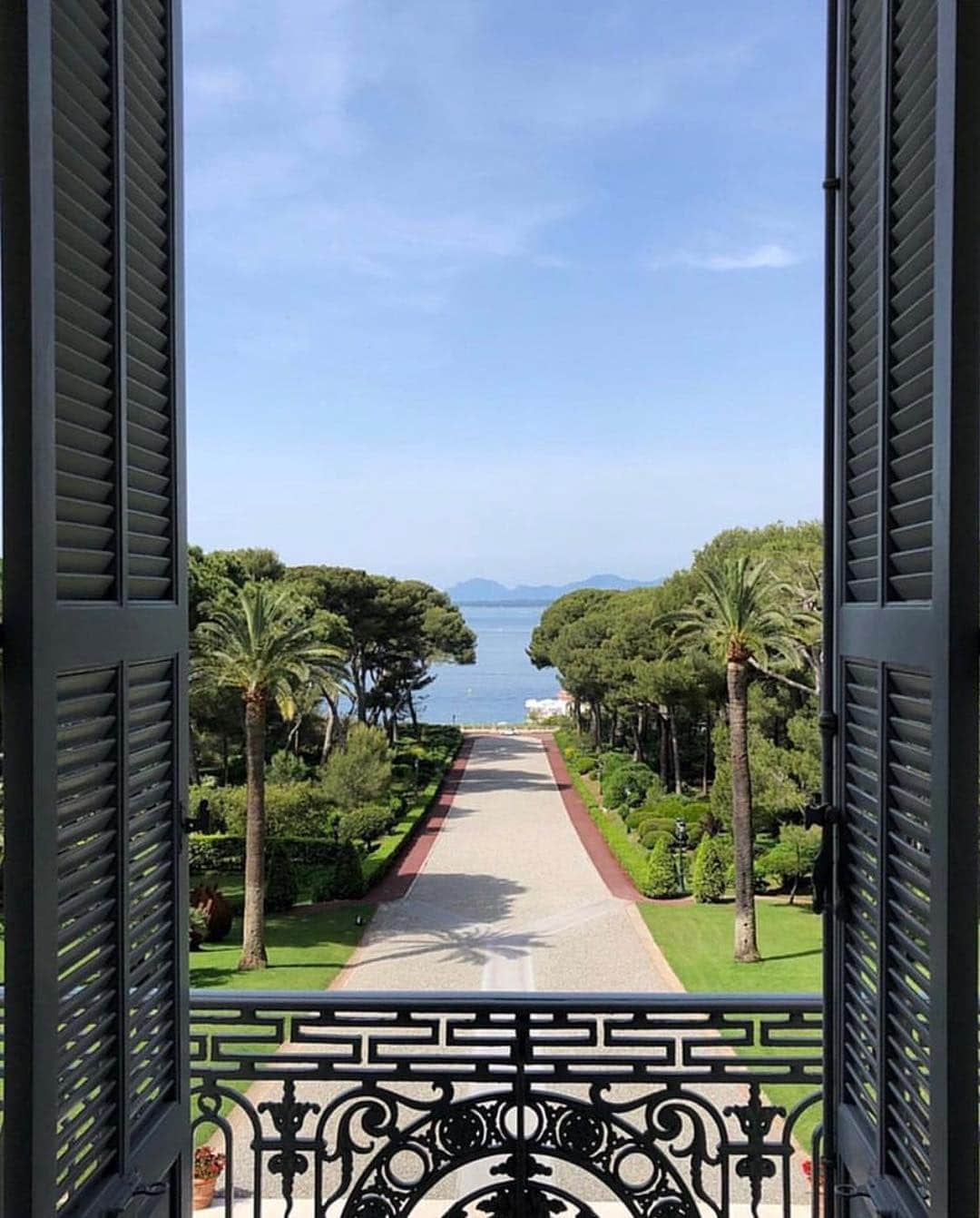 ELLE DECORさんのインスタグラム写真 - (ELLE DECORInstagram)「Seaside perfection in the South of France 🌴💙 #regram 📸: ELLE Decor Editor in Chief @whowhatwhit at @hotelducapedenroc」5月4日 23時35分 - elledecor