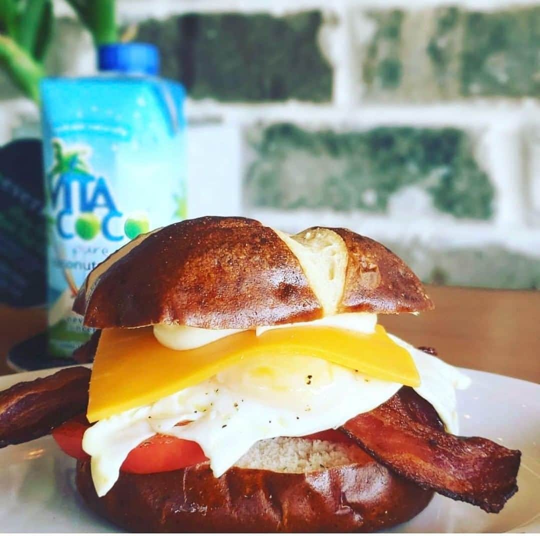 Vita Coco Coconut Waterのインスタグラム：「Your hangover doesn't stand a chance.」
