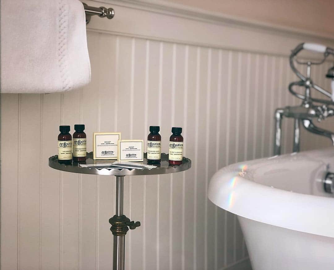 C.O. Bigelowさんのインスタグラム写真 - (C.O. BigelowInstagram)「The end of the 🌈 leads to a Lavender Peppermint bath at the Berkshires' @whitehart_inn 🛁 💜」5月4日 23時30分 - cobigelow