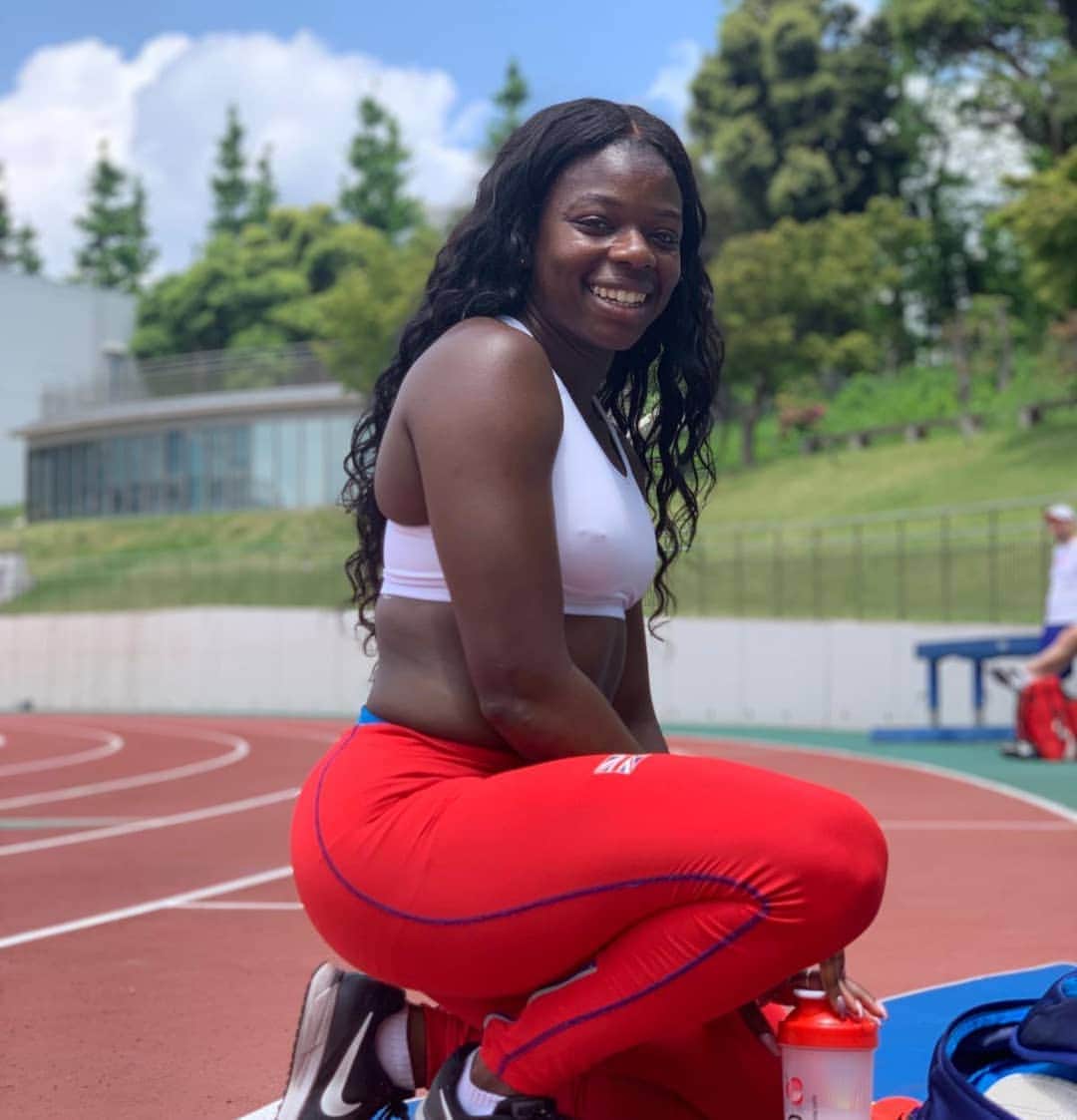 アシャ・フィリップのインスタグラム：「Red Rose 😘 ❤🌷 . . . #Red #Track #Workout #Athlete #Yokohama #Fitness #GirlsWhoLift #GirlsWhoRun」