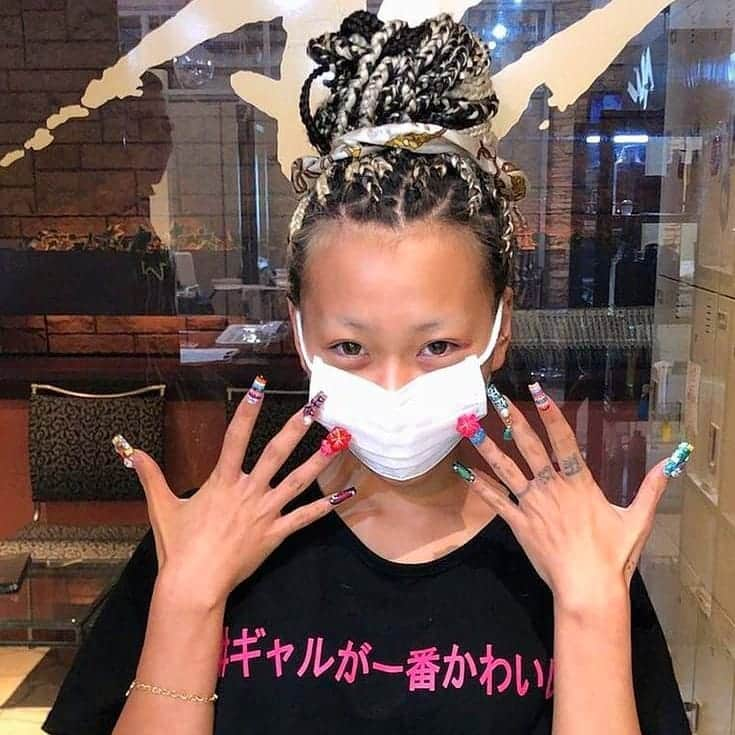 きぃぃりぷさんのインスタグラム写真 - (きぃぃりぷInstagram)「左手は過去って意味右手は未来て意味らしいので今回それを利用して、 平成と令和ネイル絶対やりたかったからやってきたよー(｡´-д-)ﾊｧｰ💨激可愛  フットネイルはクレヨンしんちゃんのシロとぶりぶりざえもん！笑っ  3Dのものは全てアンクのネイリストさんの手作り！ ハイビ🌺なんて大きくてすごく可愛い💛  平成はただのイメージでこの色味に！ 令和は令和カラーを参考にしたよ✌️ 今回訳ありで究極短めにしたけど、 長くするより縦横に盛ることを意識して貰ったよ💅🏾👍🏼 今回フットネイルとハンドネイル担当してくれたネイリストさんはタグからとべるよー！  画像も参考になるから見てるのも楽しい💛  #手には意味がある #ありがとう平成 #新元号ベビー #令和 #ネイル #フットネイルクレヨンしんちゃんのキャラ #3D #ank」5月4日 23時44分 - kyiiripu.friedegg