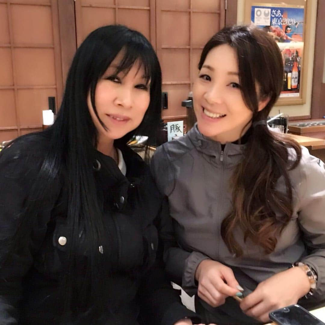 井上貴子さんのインスタグラム写真 - (井上貴子Instagram)「さて。 NAONのYAONの続きだぉ。  まず仲良しさとちゃん^ ^ SHOW-YAさんの神ベーシスト。  次は阿佐ヶ谷姉妹^ ^ 凄くプロレス知っててくれて 嬉しかったなぁ。  次は寺田姐さん&神取さん^ ^ このお2人とても仲良しカップル （笑） とってもおちゃめで超クール。  次は Mary's Blood （メアリーズブラッド）のSAKI 毎年ボーカルのEYEとSAKIに プロレスもやらない？ って… お約束のように声がけするの。 今年はまんざらでもなさそうだったような？？？（笑）  アタシの大親友の 中村由真ちゃんと大親友の 浅香唯ちゃん^ ^  なんと！初対面！ そして同い年♡ いつまでも裏切らない浅香唯の まんまでいてくれてる♡  そしてNAONのYAON皆勤の 相川のナナちゃん♡  安定のカッコいいステージと ナチュラルにかわゆいトーク。 トークってゆーか声？？ めっちゃキュートだった♡  最後は打ち上げ^ ^ 変わらずSHOW-YAの名前が 決定した場所で 目黒の「庄や」で。  NAONのYAONに参戦してる 50代って！！！ パワフルでセクシーでストロングでガツンガツンカッコいい^ ^  だから今年50になるのは なんか悪くない！  Happyで^ ^  #井上貴子  #LLPWX #女子プロレス #紅緒と柊音 #神取忍 #SHOW-YA #寺田恵子 #仙波さとみ #遠藤美月 #marysbloodSAKI #NAONのYAON #浅香唯 #阿佐ヶ谷姉妹 #相川七瀬 #神取忍」5月4日 23時42分 - takaco_inoue