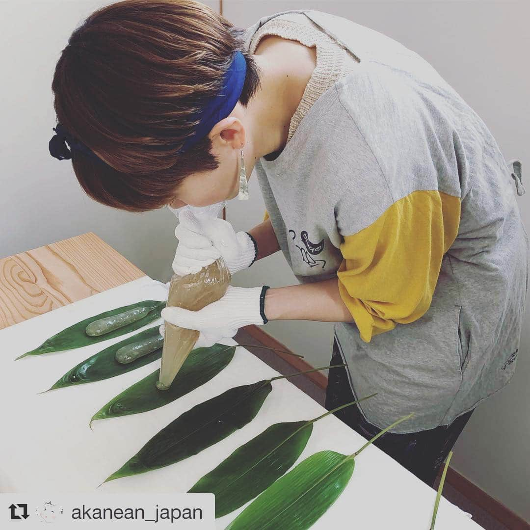 福岡晃子さんのインスタグラム写真 - (福岡晃子Instagram)「初めて「ちまき」を作りました！ #Repost @akanean_japan with @get_repost ・・・ 明日は 5月5日 端午の節句  ほのぼのとした掛け合いが たのしい 二人の ちまき作りを のぞいてみませんか？ ○ あっことあんこの 粽づくり https://www.akanean.com/magazine/6353  #茜庵 #あかねごよみ #ちまき #端午の節句 #こどものひ🎏 #子供の日 #和菓子カフェ #和菓子作り体験 #和菓子作り #oruyo #gw #japanesefood #wa」5月4日 23時45分 - akikofukuoka_oluyo