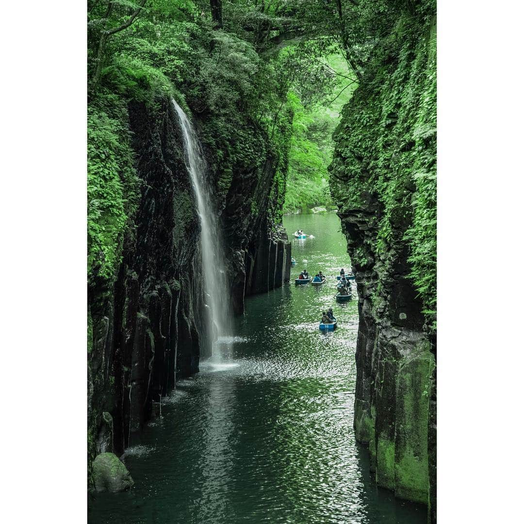 大越光貴さんのインスタグラム写真 - (大越光貴Instagram)「令和の初日5月1日は念願の念願の念願の宮崎県高千穂峡へ🍃  #WATERFALL #GREEN #takachiho #valley #nature #miyazaki #japan #trip #travel #nikon #photographer #visitjapan #滝 #自然 #絶景 #高千穂峡 #高千穂町 #宮崎 #熊本 #長崎 #博多 #九州 #旅 #旅行 #ゴールデンウィーク #ファインダー越しの私の世界 #一眼レフ」5月4日 23時47分 - koukoshi