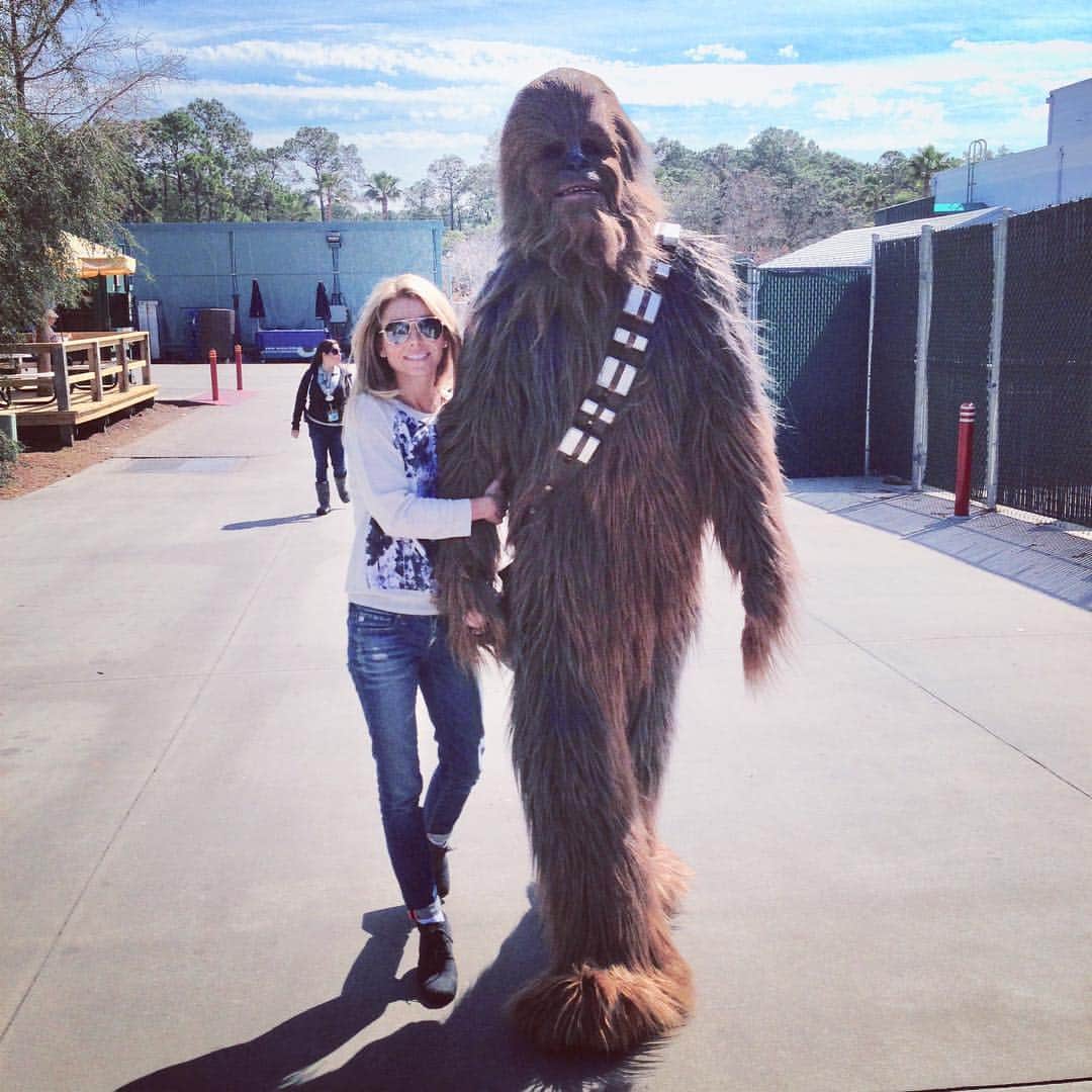 ケリー・リッパさんのインスタグラム写真 - (ケリー・リッパInstagram)「......and also with you 🛸✨☄️🌔 #maythe4thbewithyou #rippetermayhew (not pictured)」5月4日 23時49分 - kellyripa