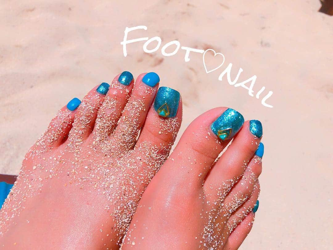 鈴木愛美さんのインスタグラム写真 - (鈴木愛美Instagram)「🐚🌊🐚🌊🐚🌊🐚🌊🐚 . 【FOOT❤︎NAIL】 @nailcarry_shibuya . 今回の、フットネイルは"BLUE💙" . ラメラメのブルーと ラメなしのブルーを 混ぜ込んだデザイン!!!! . 親指には、ターコイズとゴールドの パーツを乗せてもらったよ🐚💙✨ . 一足お先に、SummerNail👠💕 可愛すぎるっ\(//∇//)\💋 . . 🧡⚠️🧡⚠️🧡⚠️🧡⚠️🧡 @nailcarry_shibuya で、ご予約の際 私のinstaを見たと伝えて頂ければ 通常 ¥10,800（税抜）の 同じデザインのネイルが （カラーなどは変更出来ます!!!!!） ¥6,500（税抜）で、出来ちゃうよ😍❤️ . 是非、このクーポンをお使い下さい📢💕 🧡⚠️🧡⚠️🧡⚠️🧡⚠️🧡 . . . #nail #new #nails #shibuya #carry #foot #footnail #blue #bluenail #turquoise #ネイル #フットネイル #ブルー #ブルーネイル #夏ネイル #summernail #南国ネイル #💅 #💙」5月4日 23時49分 - x.manya.x