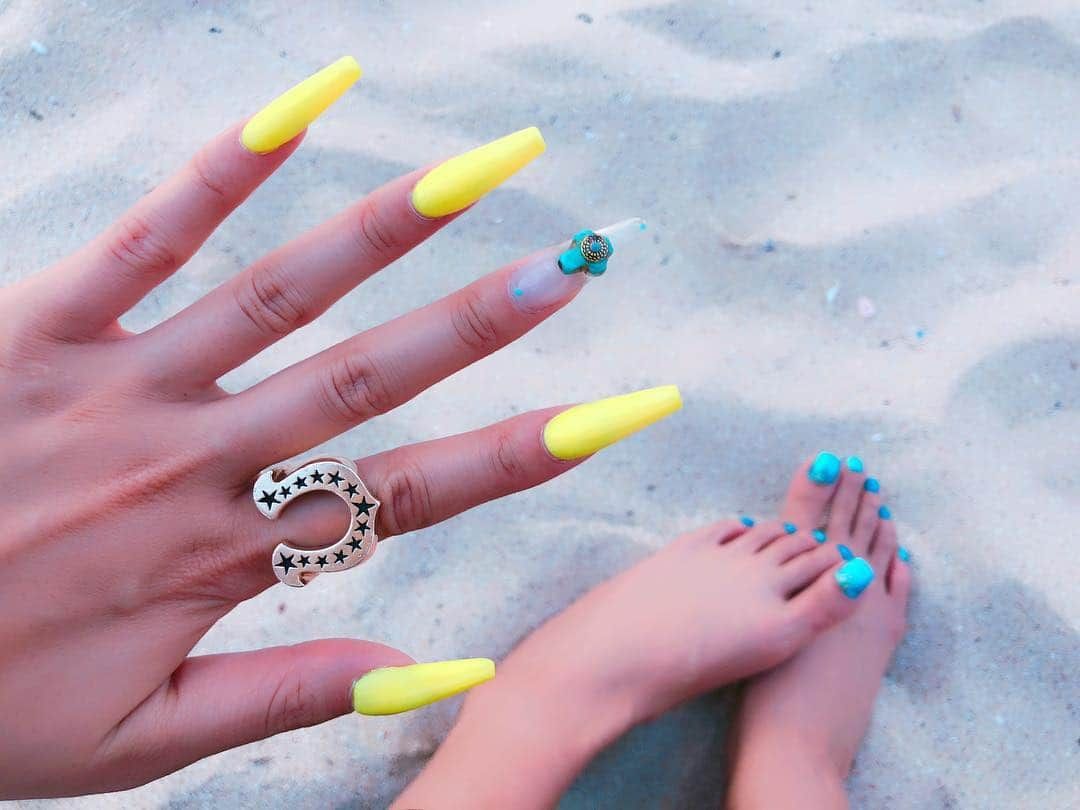 鈴木愛美さんのインスタグラム写真 - (鈴木愛美Instagram)「🐚🌊🐚🌊🐚🌊🐚🌊🐚 . 【FOOT❤︎NAIL】 @nailcarry_shibuya . 今回の、フットネイルは"BLUE💙" . ラメラメのブルーと ラメなしのブルーを 混ぜ込んだデザイン!!!! . 親指には、ターコイズとゴールドの パーツを乗せてもらったよ🐚💙✨ . 一足お先に、SummerNail👠💕 可愛すぎるっ\(//∇//)\💋 . . 🧡⚠️🧡⚠️🧡⚠️🧡⚠️🧡 @nailcarry_shibuya で、ご予約の際 私のinstaを見たと伝えて頂ければ 通常 ¥10,800（税抜）の 同じデザインのネイルが （カラーなどは変更出来ます!!!!!） ¥6,500（税抜）で、出来ちゃうよ😍❤️ . 是非、このクーポンをお使い下さい📢💕 🧡⚠️🧡⚠️🧡⚠️🧡⚠️🧡 . . . #nail #new #nails #shibuya #carry #foot #footnail #blue #bluenail #turquoise #ネイル #フットネイル #ブルー #ブルーネイル #夏ネイル #summernail #南国ネイル #💅 #💙」5月4日 23時49分 - x.manya.x