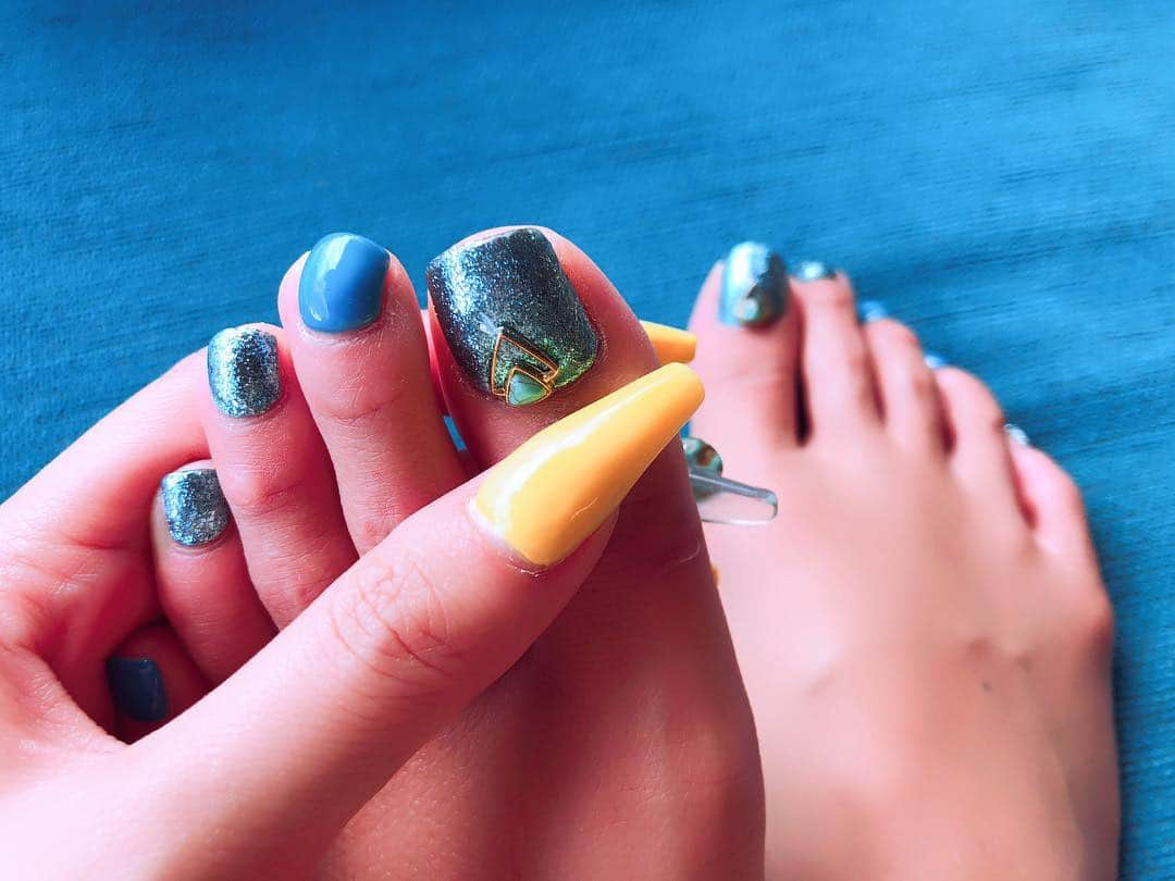 鈴木愛美さんのインスタグラム写真 - (鈴木愛美Instagram)「🐚🌊🐚🌊🐚🌊🐚🌊🐚 . 【FOOT❤︎NAIL】 @nailcarry_shibuya . 今回の、フットネイルは"BLUE💙" . ラメラメのブルーと ラメなしのブルーを 混ぜ込んだデザイン!!!! . 親指には、ターコイズとゴールドの パーツを乗せてもらったよ🐚💙✨ . 一足お先に、SummerNail👠💕 可愛すぎるっ\(//∇//)\💋 . . 🧡⚠️🧡⚠️🧡⚠️🧡⚠️🧡 @nailcarry_shibuya で、ご予約の際 私のinstaを見たと伝えて頂ければ 通常 ¥10,800（税抜）の 同じデザインのネイルが （カラーなどは変更出来ます!!!!!） ¥6,500（税抜）で、出来ちゃうよ😍❤️ . 是非、このクーポンをお使い下さい📢💕 🧡⚠️🧡⚠️🧡⚠️🧡⚠️🧡 . . . #nail #new #nails #shibuya #carry #foot #footnail #blue #bluenail #turquoise #ネイル #フットネイル #ブルー #ブルーネイル #夏ネイル #summernail #南国ネイル #💅 #💙」5月4日 23時49分 - x.manya.x