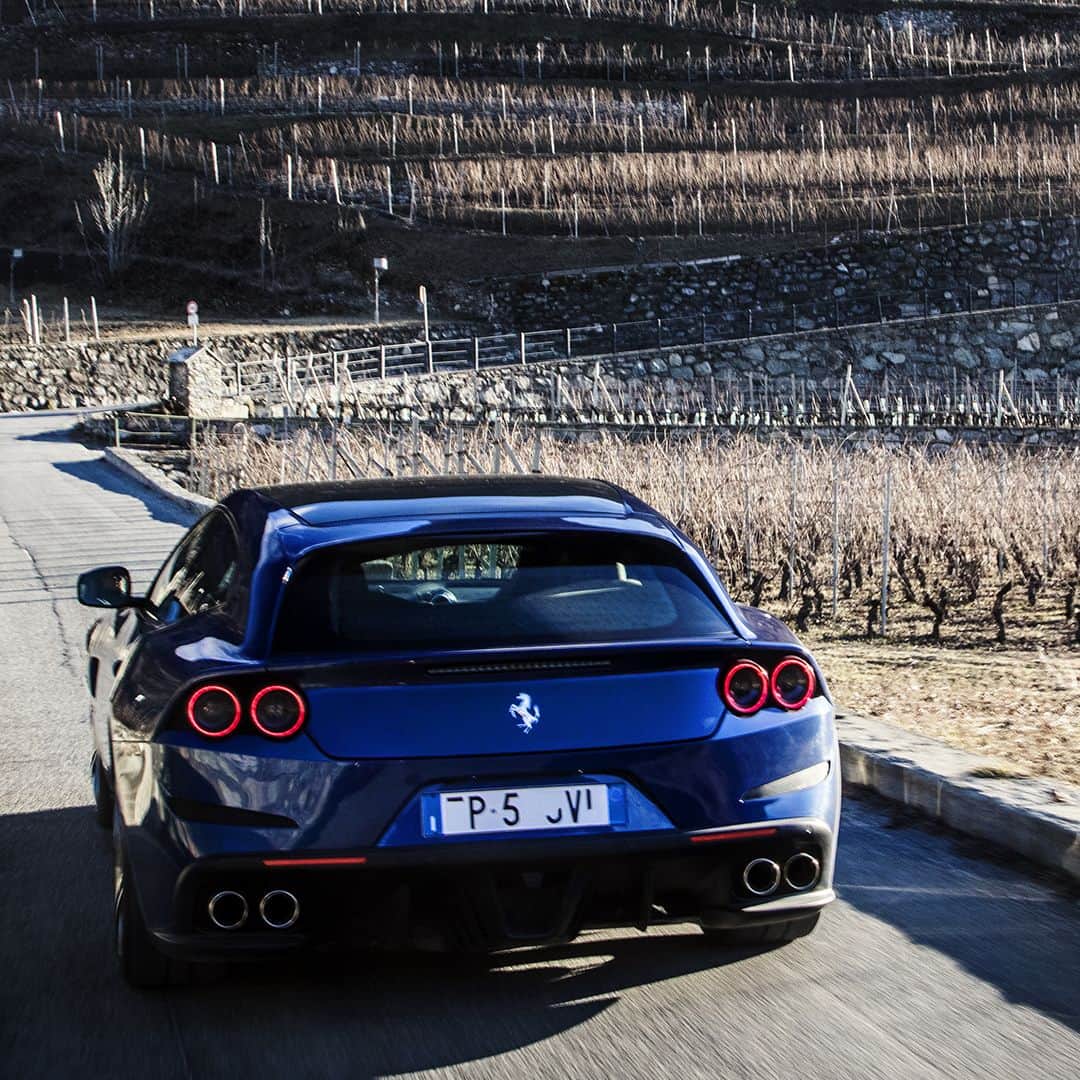 フェラーリさんのインスタグラム写真 - (フェラーリInstagram)「An authentic #FerrariExperience is centered on ultimate driving pleasure and a classic #Ferrari soundtrack. #FerrariGTC4Lusso #LuxuryCar #DrivingFerrari」5月5日 0時00分 - ferrari