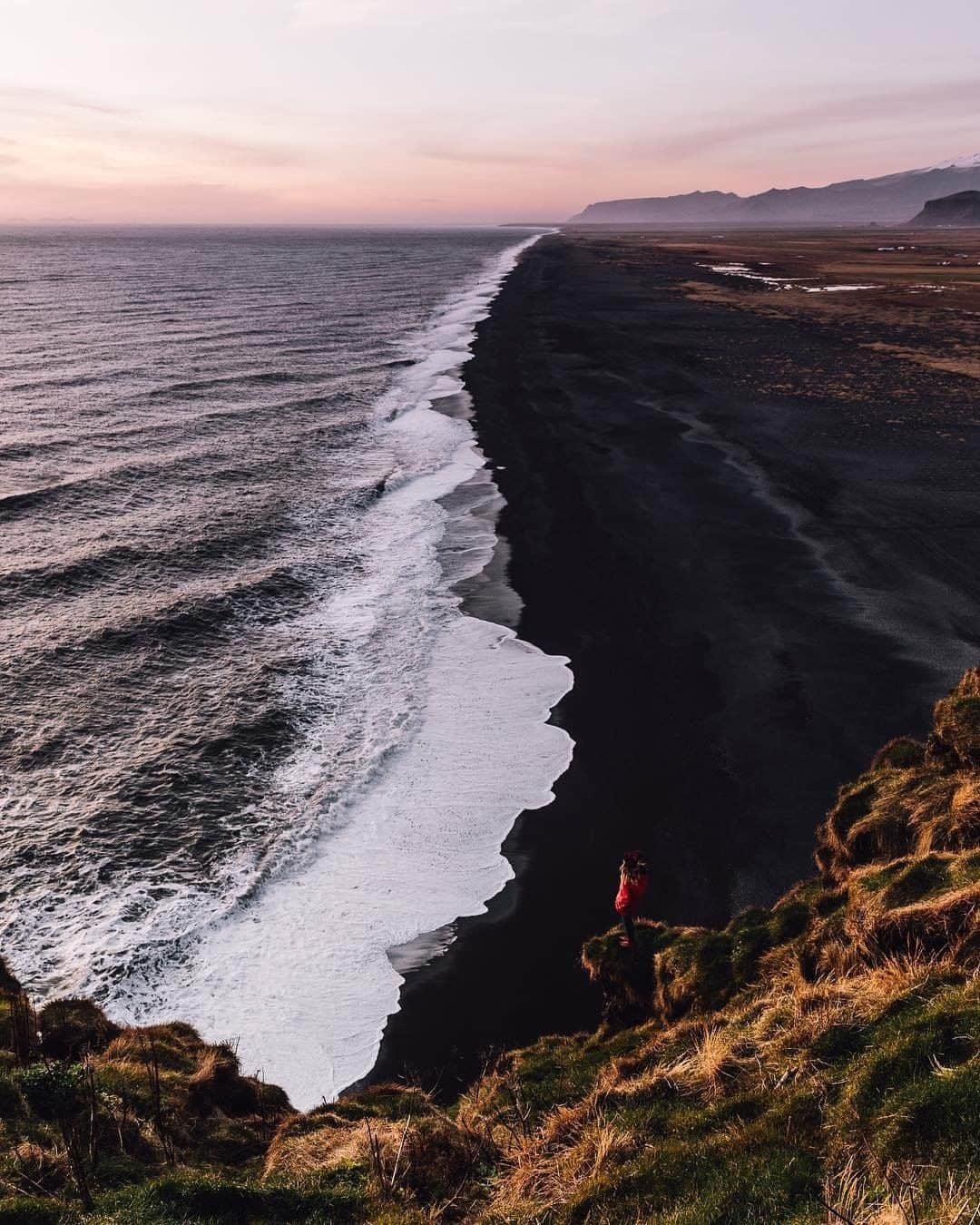 Travel + Leisureさんのインスタグラム写真 - (Travel + LeisureInstagram)「Have you ever seen anything like white sea foam on a black sand beach? We've got the list of must-visit black sand beaches at our link in bio. #tlpicks courtesy of @tomparkr」5月5日 0時00分 - travelandleisure