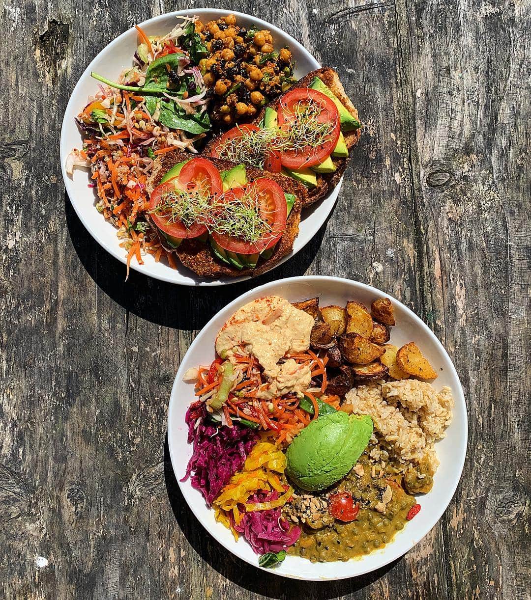Zanna Van Dijkさんのインスタグラム写真 - (Zanna Van DijkInstagram)「Which plate of goodness would you go for? The top or the bottom? 😋🌱 I’m having such an epic time exploring Greystones, Ireland with @thehappypear! These lads are constantly feeding us delicious vegan food, I think I’ll be rolling back to London 😂 See more of our escapades on my stories! 💕 #thehappypear #greystones #healthyeats #plantbased #veganeats #buddahbowl」5月4日 23時54分 - zannavandijk