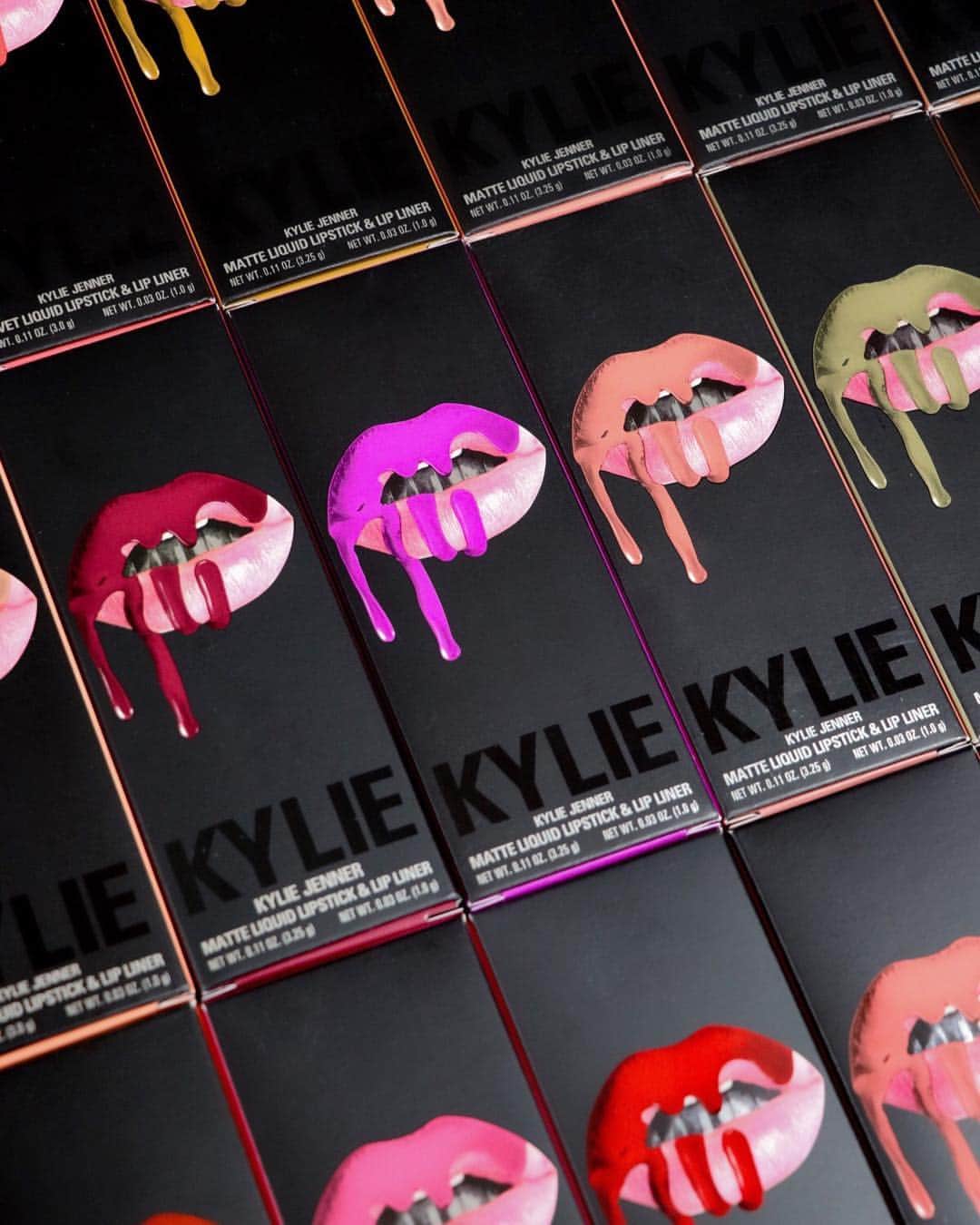 Kylie Cosmeticsさんのインスタグラム写真 - (Kylie CosmeticsInstagram)「buy one get one FREE on all lip kits is happening right now on KylieCosmetics.com 💕 which shades are you grabbing? ✨」5月4日 23時59分 - kyliecosmetics