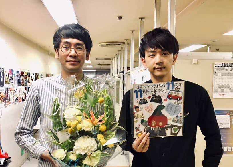 石井輝明さんのインスタグラム写真 - (石井輝明Instagram)「コマンダンテ結成11周年11都市漫才ツアーin東京にお越しいただいた皆様、ありがとうございました。 皆様のおかげで今年もこうやってツアーが出来ます。 ありがとうございます。 次は広島。 中国地方の皆様、何卒よろしくお願いします。  #コマンダンテ #漫才ツアー #グッズは今年もヴィレッジヴァンガードさんにお世話になっております #残り10都市よろしくお願いします #いつもありがとうございます」5月5日 0時10分 - comandanteishii