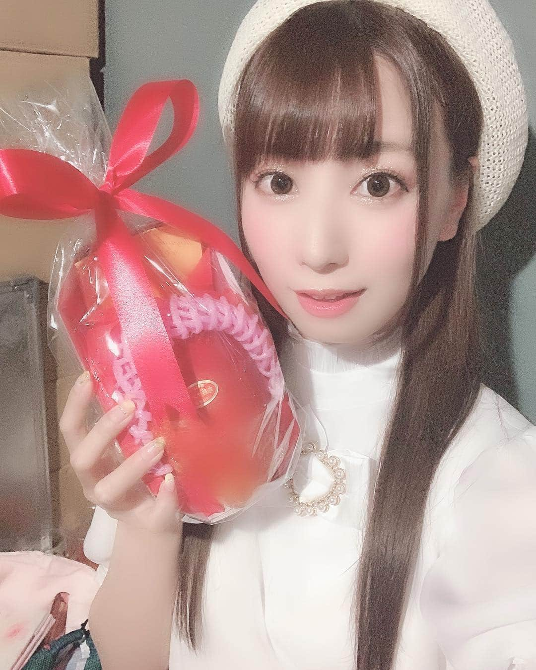 初川みなみさんのインスタグラム写真 - (初川みなみInstagram)「公開収録ありがとうございました😊﻿ ﻿ そして！りんりん、すず、はっつの3人で﻿ 「リリカルプラネット」という﻿ ユニットを結成しました💓💓💓﻿ ﻿ 7/13のお披露目ライブに向けて﻿ 今一生懸命レッスンに励んでます！﻿ ﻿ 是非応援よろしくお願いします📣﻿ ﻿ はっつはラーメン食べたかったけど﻿ お店が閉まっていたので(>_<)﻿ 頂いたマンゴー🥭を食べます🥰贅沢♡﻿ ﻿ そしてはっつのオリジナルドリンク頼んでくれたみんなありがとう🍹﻿ さっぱりしておいしかったよね！﻿ ﻿ #リリカルプラネット﻿ #LyricalPlanet﻿」5月5日 0時04分 - hatsukaw_aminami