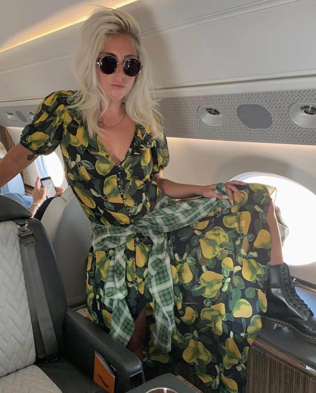 ELLE Magazineさんのインスタグラム写真 - (ELLE MagazineInstagram)「Just wanted to take another look at @ladygaga in @marcjacobs. #regram」5月5日 0時08分 - elleusa