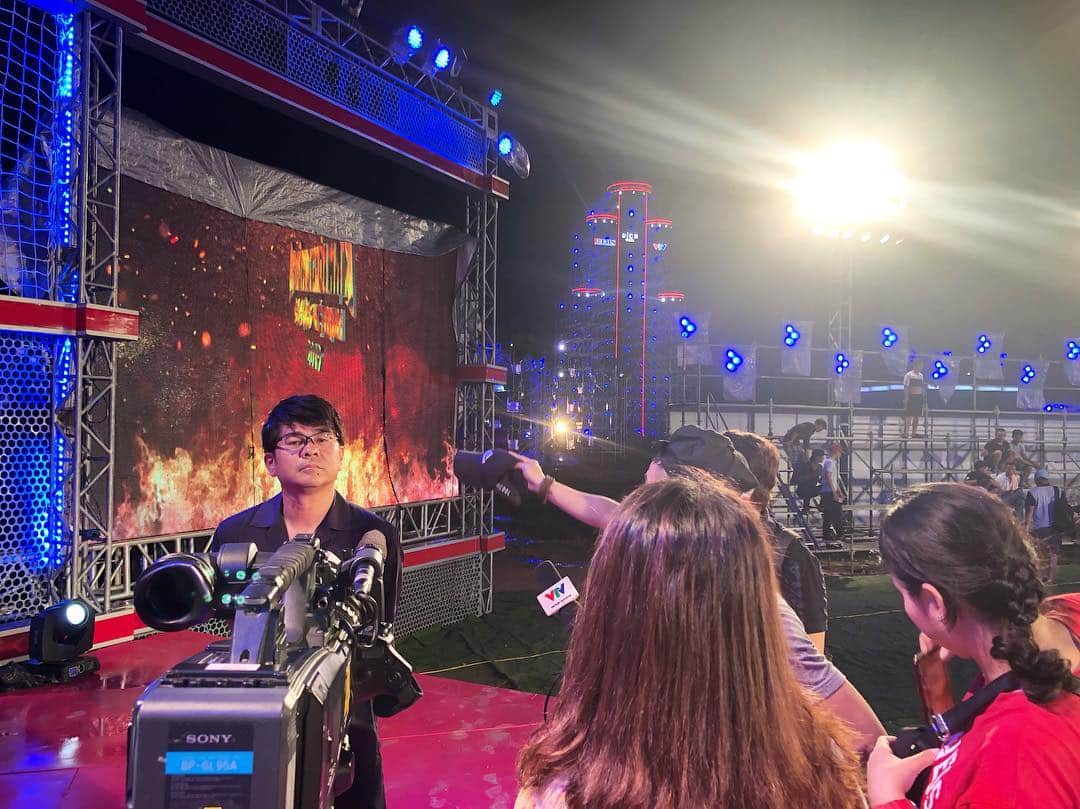 乾雅人のインスタグラム：「VTV interviewed me. They said "Look straight into the camera"🤣 hey…I am professional‼️😂😂 ベトナムTVにインタビューされた  めっちゃ「カメラ目線で！」と指示される…いや俺、プロやで‼️ #sasukevietnam #ninjawarrior #americanninjawarrior #vietnam #sasuke2019」