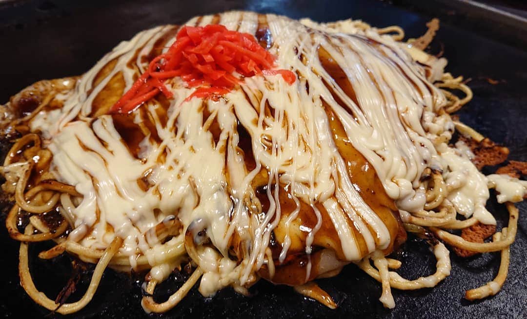 和田益典さんのインスタグラム写真 - (和田益典Instagram)「◆ 昨夜の晩御飯。  十三カリトロ。  先月24日に来たとこやから、９日ぶり。 . やっぱ美味しいね。 . 写真は広島焼き餅チーズ . 俺らは十三246でリハしてるからこれからも来ることあるけど、ファンダンゴ移転はホンマ惜しいよな。 . . . #カリトロ #十三 #お好み焼き #鉄板焼き #モダン焼き #餅 #チーズ #たこ焼き #昨夜 #晩御飯 #そば #麺 #粉もん #マヨネーズ #紅しょうが #美味 #delicious #dinner #yesterday #smartphone #スマホ写真 #photostagram #photo #photography #飯テロ #大阪 #foodstagram #food #osaka #japan .」5月5日 0時12分 - masunori_wada